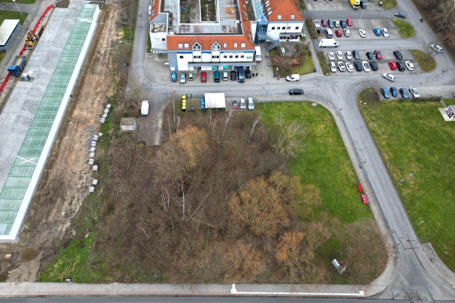 Um dieses Grundstück geht es. Links sind die neuen Garagen des Wohngebietes Taucha-Ost (KIM-Siedlung) zu sehen. Zwischen den Garagen und dem Grundstück soll die neue Verbindungsstraße zum Wohngebiet Gartenstadt verlaufen. (Foto: taucha-kompakt.de)