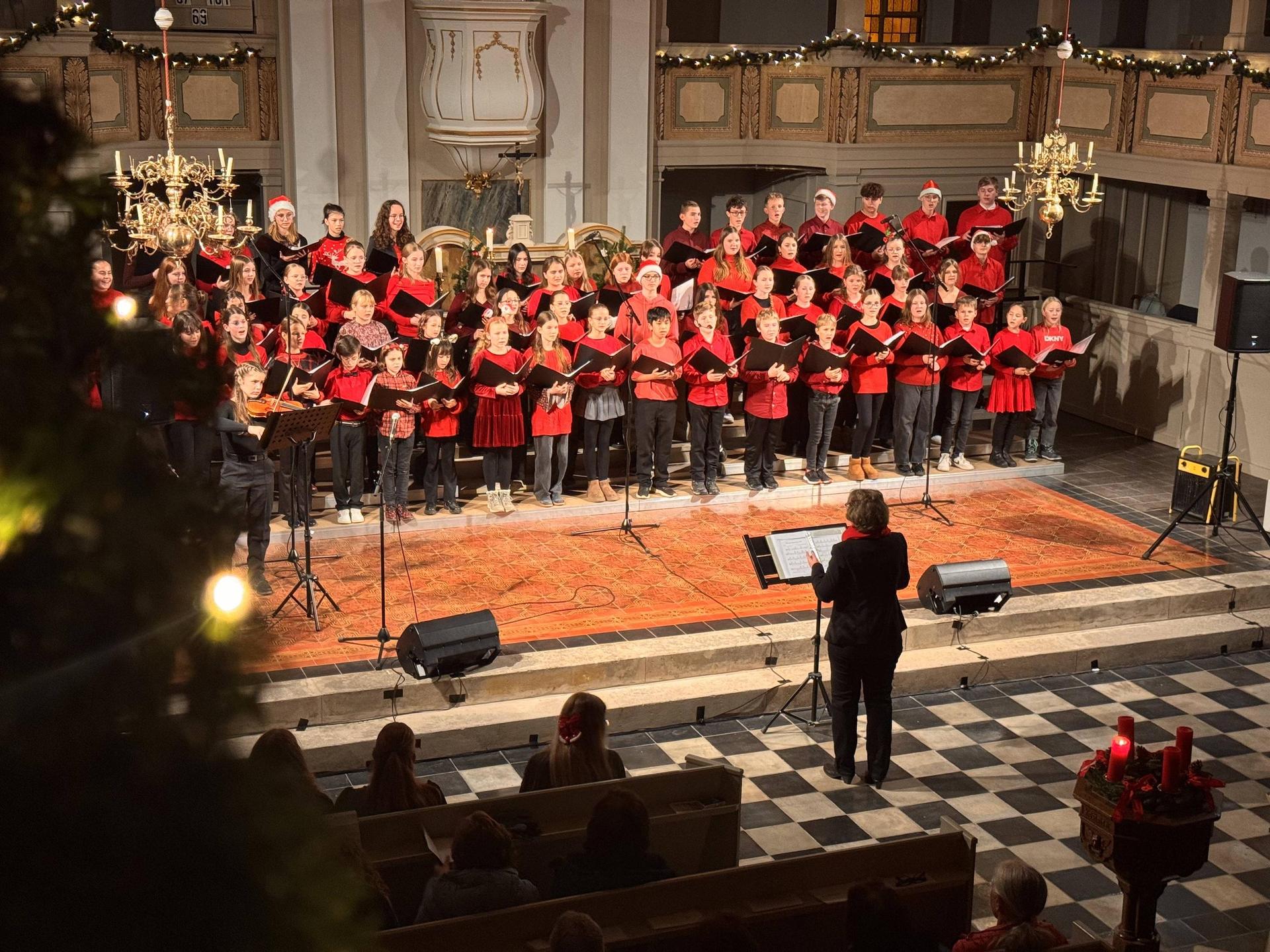 Der Chor der Klassen 5 bis 7 unter der Leitung von Anke Haugk. (Foto: Daniel Große)