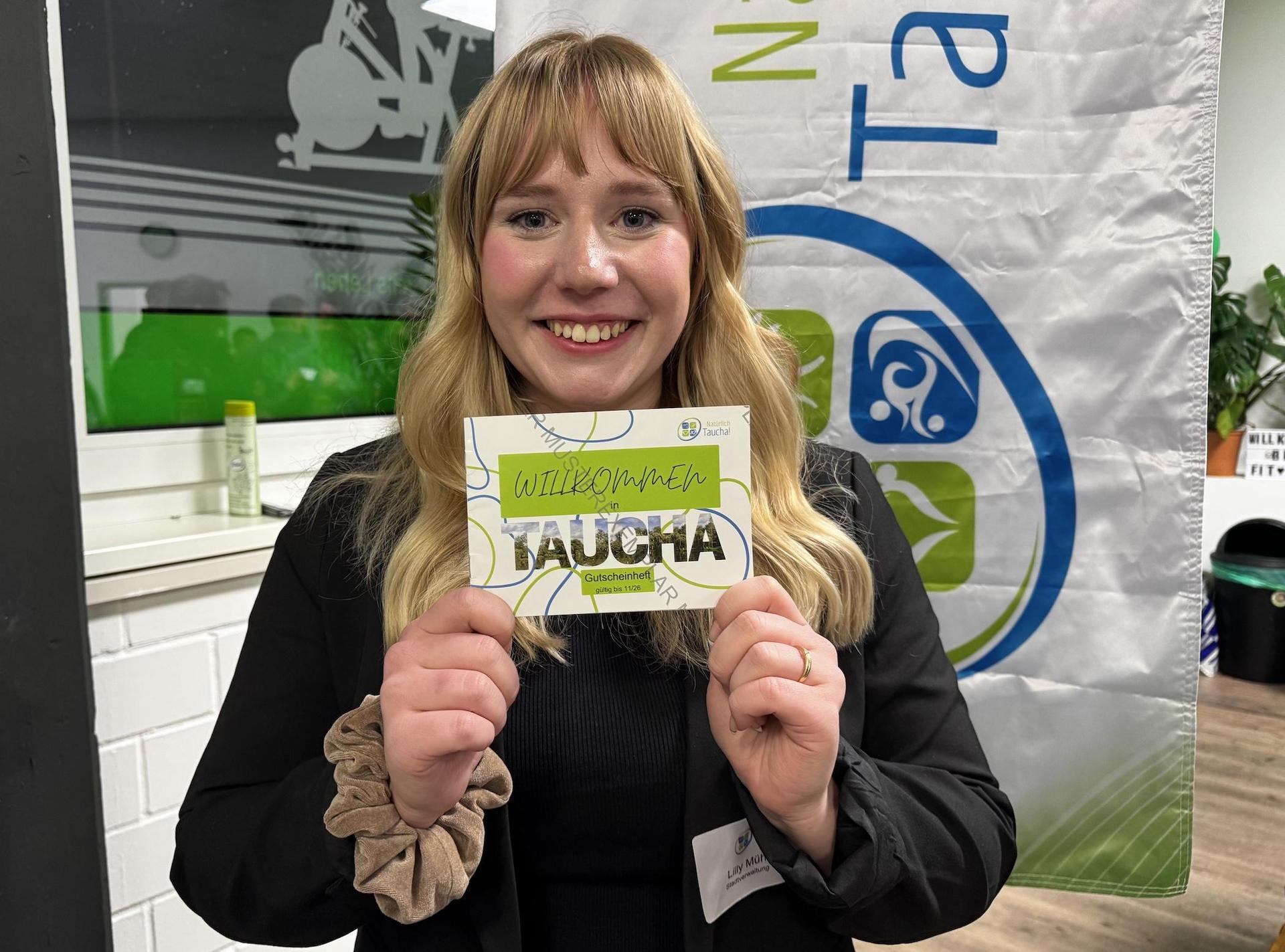 Lilly Mühlbach von der Stadtverwaltung zeigt einen Dummy des neuen Gutscheinheftes, das ab Mai verteilt werden soll. (Foto: Daniel Große)