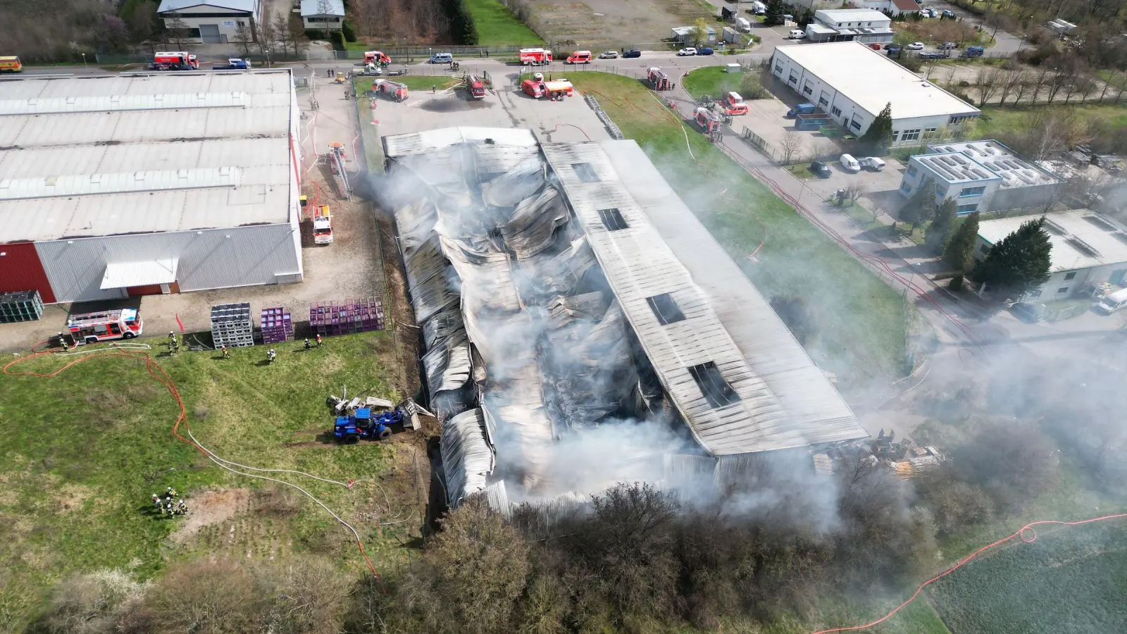 Die Lagerhalle ist komplett ausgebrannt und teilweise eingestürzt. (Foto: taucha-kompakt.de)