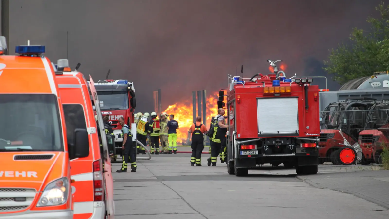 Rauchsäule weithin sichtbar: In Seehausen brennt eine Altpapier-Recyclinganlage (Foto: taucha-kompakt.de)