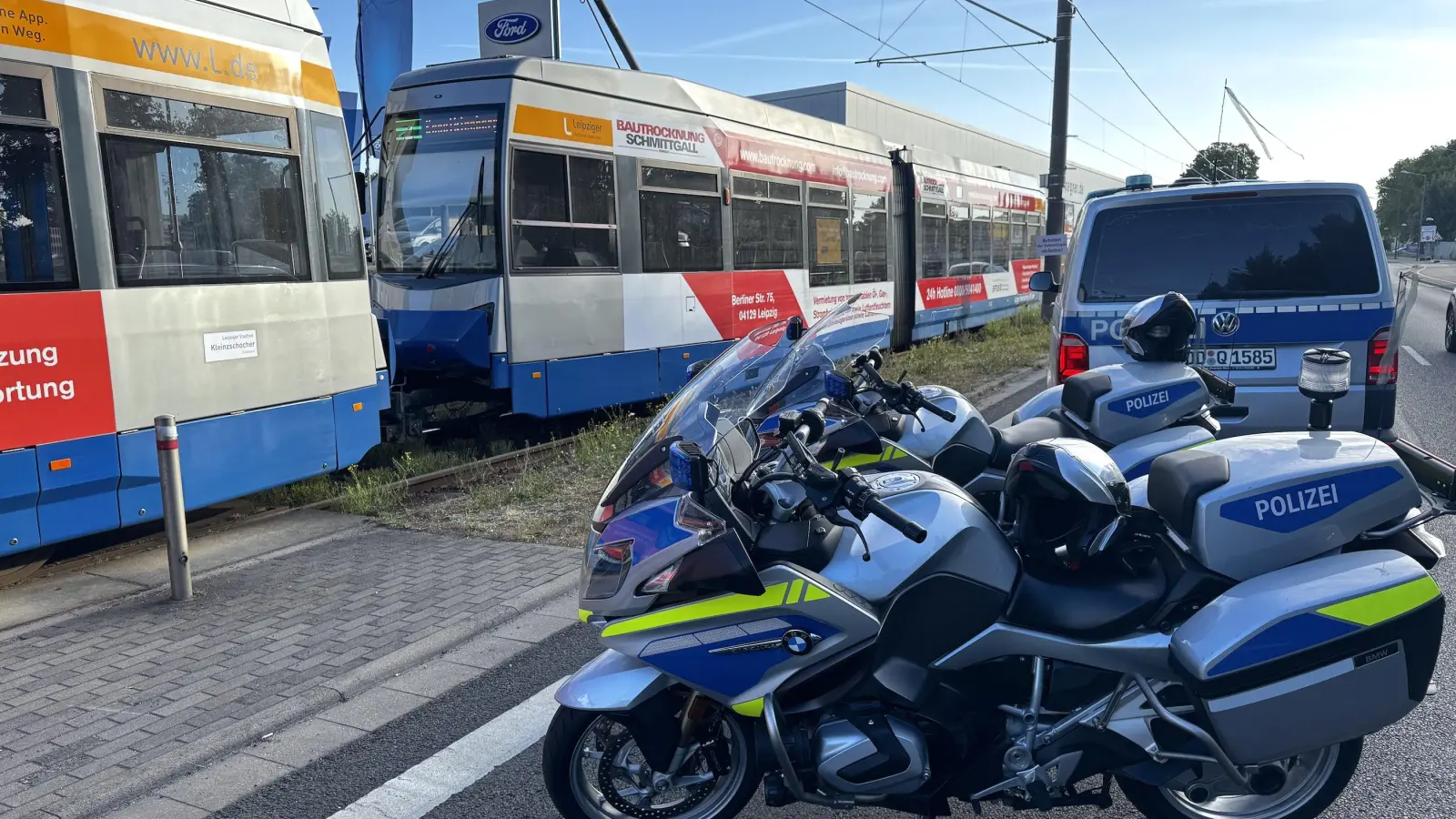 Der Radfahrer wollte zwischen den Pollern die Straßenbahngleise überqueren.  (Foto: Daniel Große)