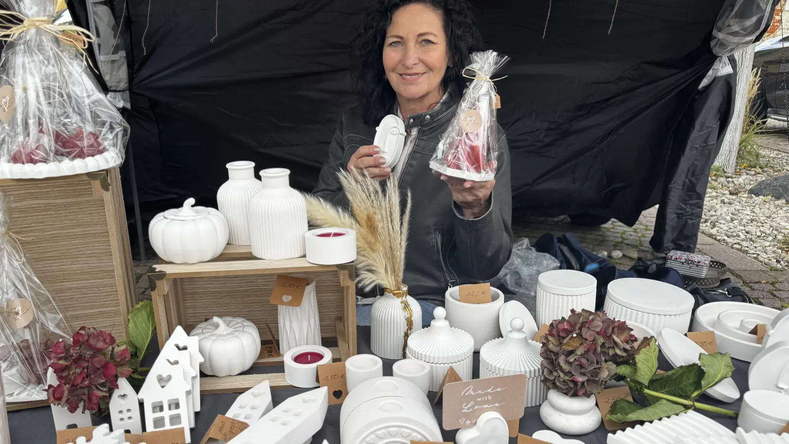Annett Schöning fertigt Dekorationselemente aus Keramik. (Foto: Daniel Große)