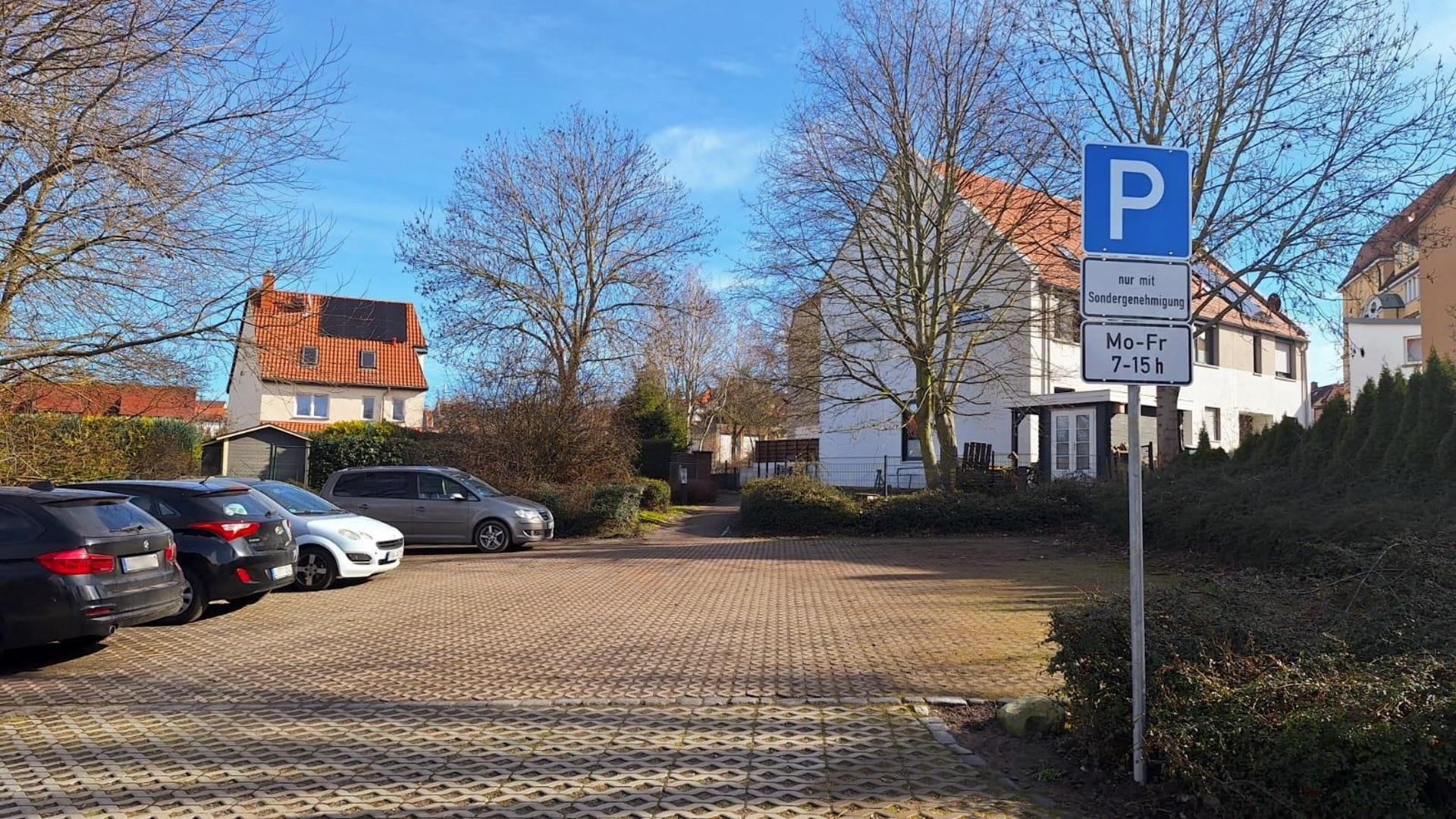 Hier am Heinrich-Zille-Winkel dürfen zwischen 7 und 15 Uhr nur Rathausmitarbeiter parken. (Foto: Taucha kompakt)