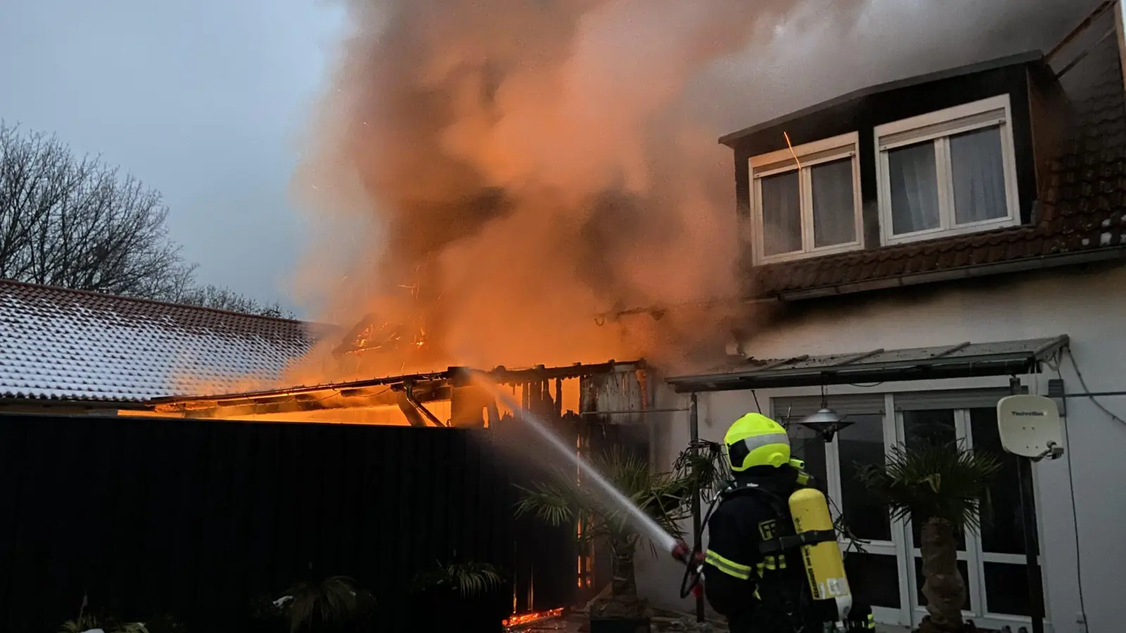 Großaufgebot der Feuerwehr: Wohnhaus im Graßdorfer Wäldchen brennt (Foto: taucha-kompakt.de)