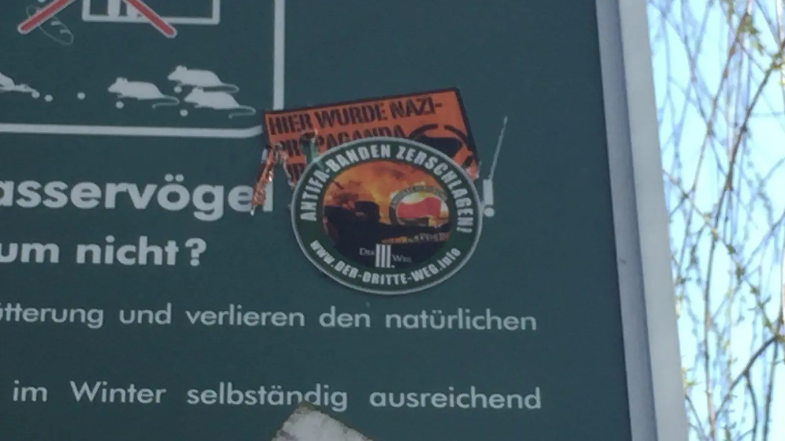 Solche und weitere Aufkleber verschandeln regelmäßig den Park und andere öffentliche Einrichtungen der Stadt. (Foto: taucha-kompakt.de)