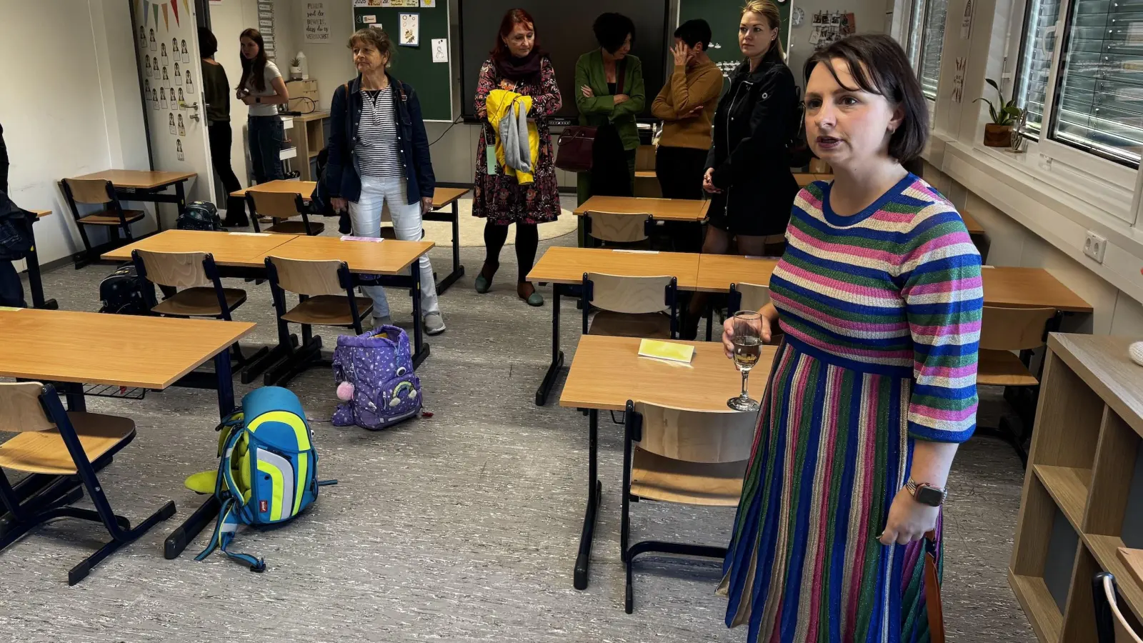 Schulleitern Ireen Schmidt führte die Gäste durch das Schulhaus. (Foto: Daniel Große)