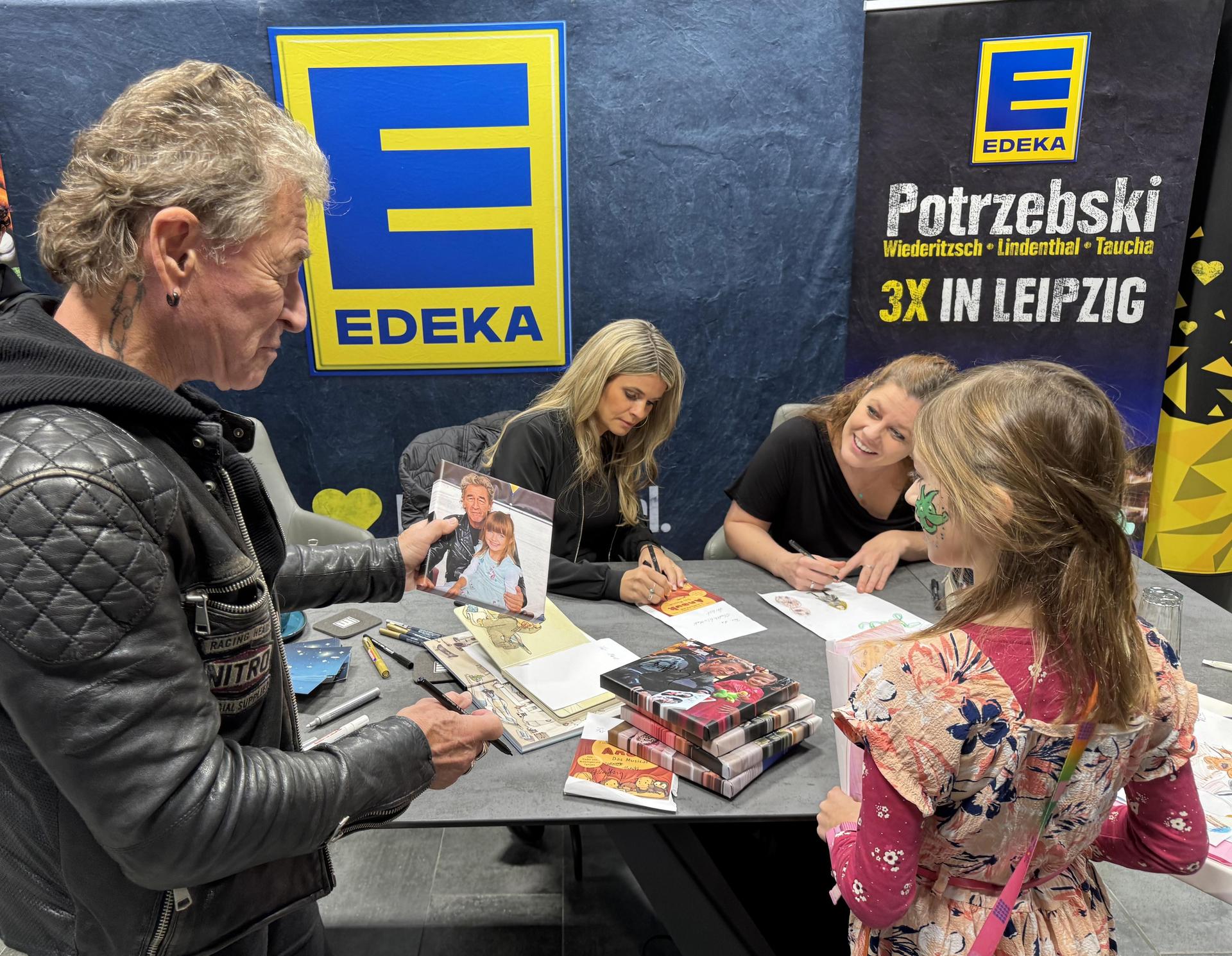 Peter Maffay signierte für den kleinen Fan Marie zahlreiche Fotos. Auch Hendrikje Balsmeyer und Illustratorin Joelle Tourlonias waren am heutigen Sonnabend gut gelaunt für mehr als 200 Fans da. (Foto: Daniel Große)
