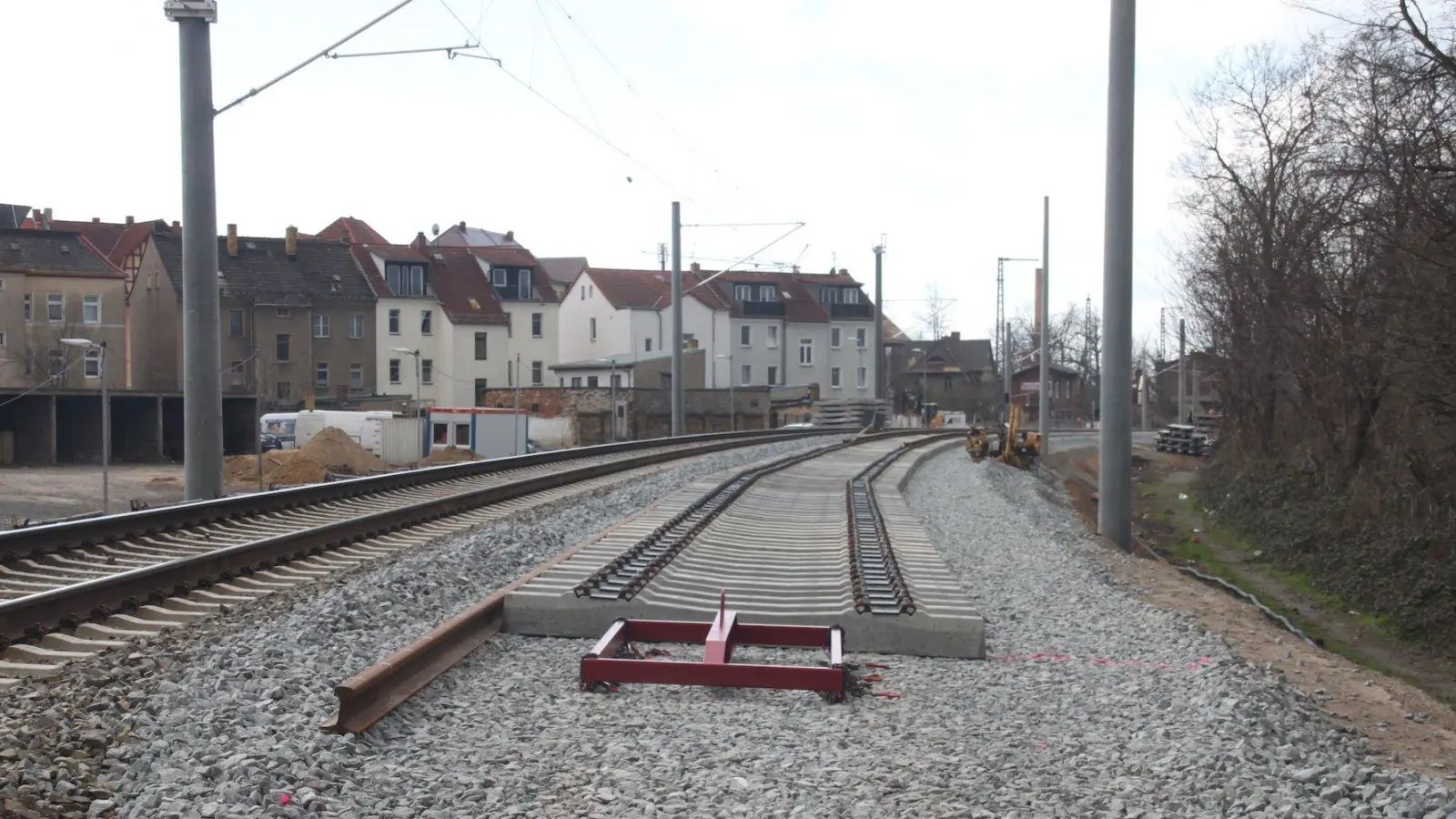 Das Gleis 2 endet derzeit etwa in Höhe des Netto-Marktes. Zwischen dem 27. und 31. März soll die Lücke geschlossen werden. (Foto: taucha-kompakt.de)