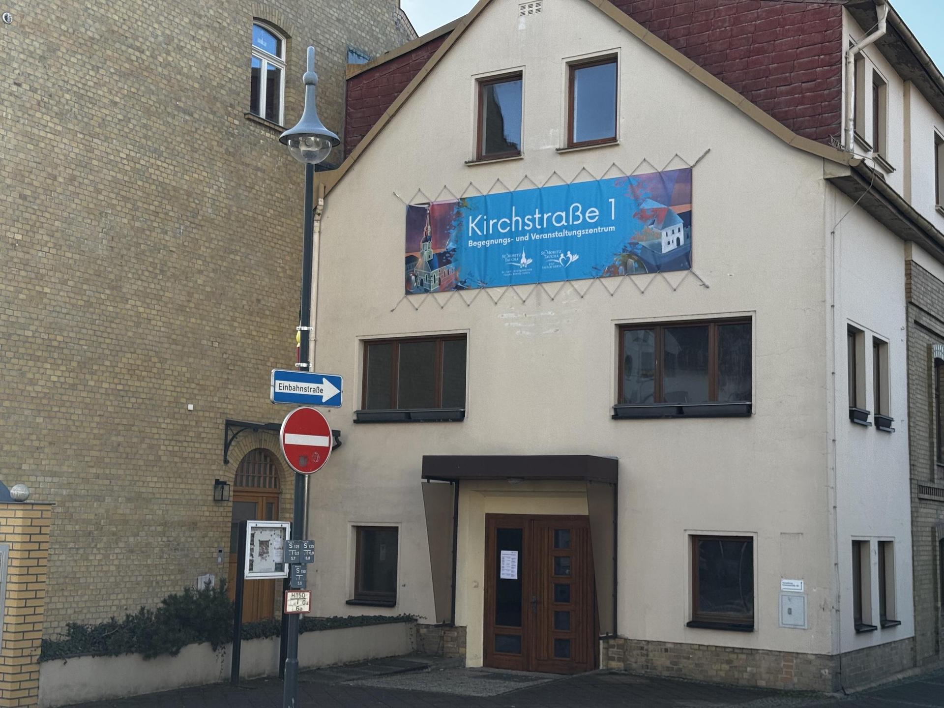 Ein großes Banner kündet vom Ausweich-Standort für die Kirchgemeinde St. Moritz Taucha. (Foto: Daniel Große)