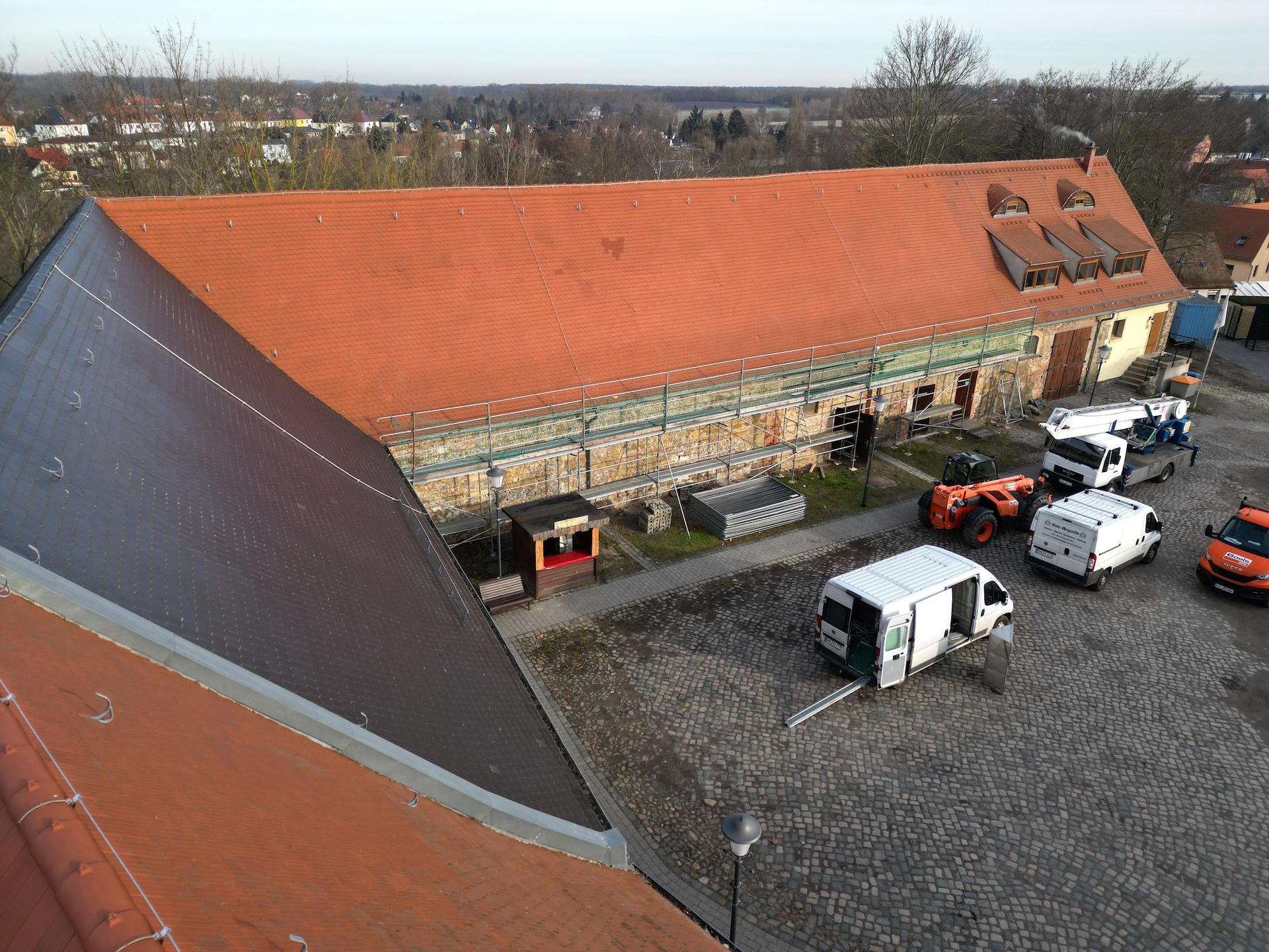 Bereits eingerüstet ist das Haus 9 auf dem Schlosshof.  (Foto: Daniel Große)