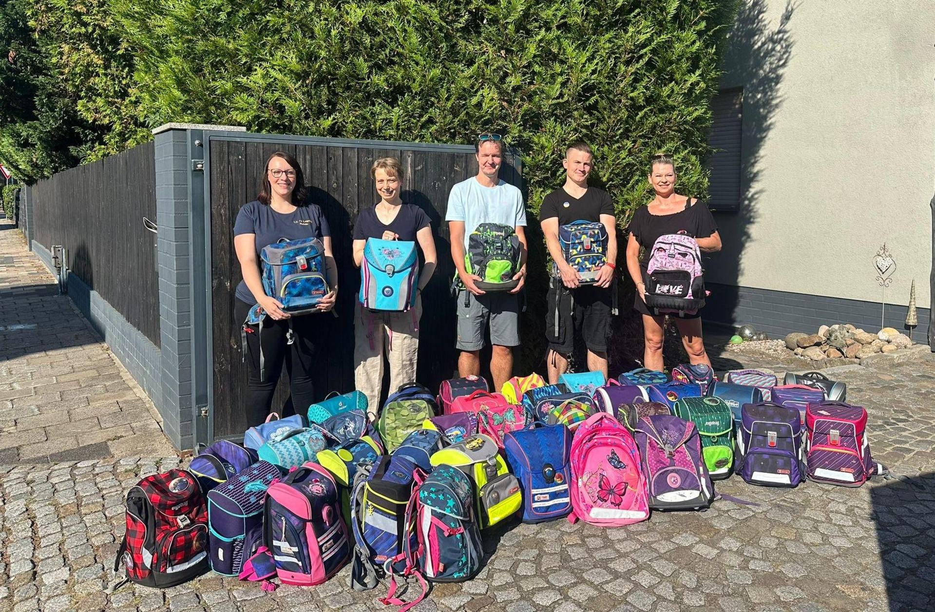 Die Organisatoren mit den gesammelten Schulranzen (Foto: privat)