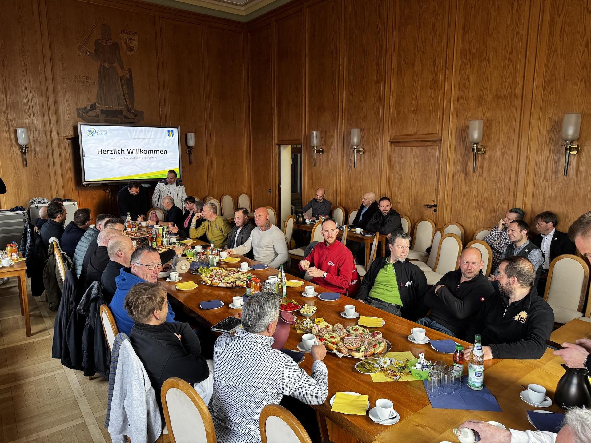 Voller Ratssaal zum ersten Bau- und Handwerkerfrühstück in Taucha (Foto: Daniel Große)