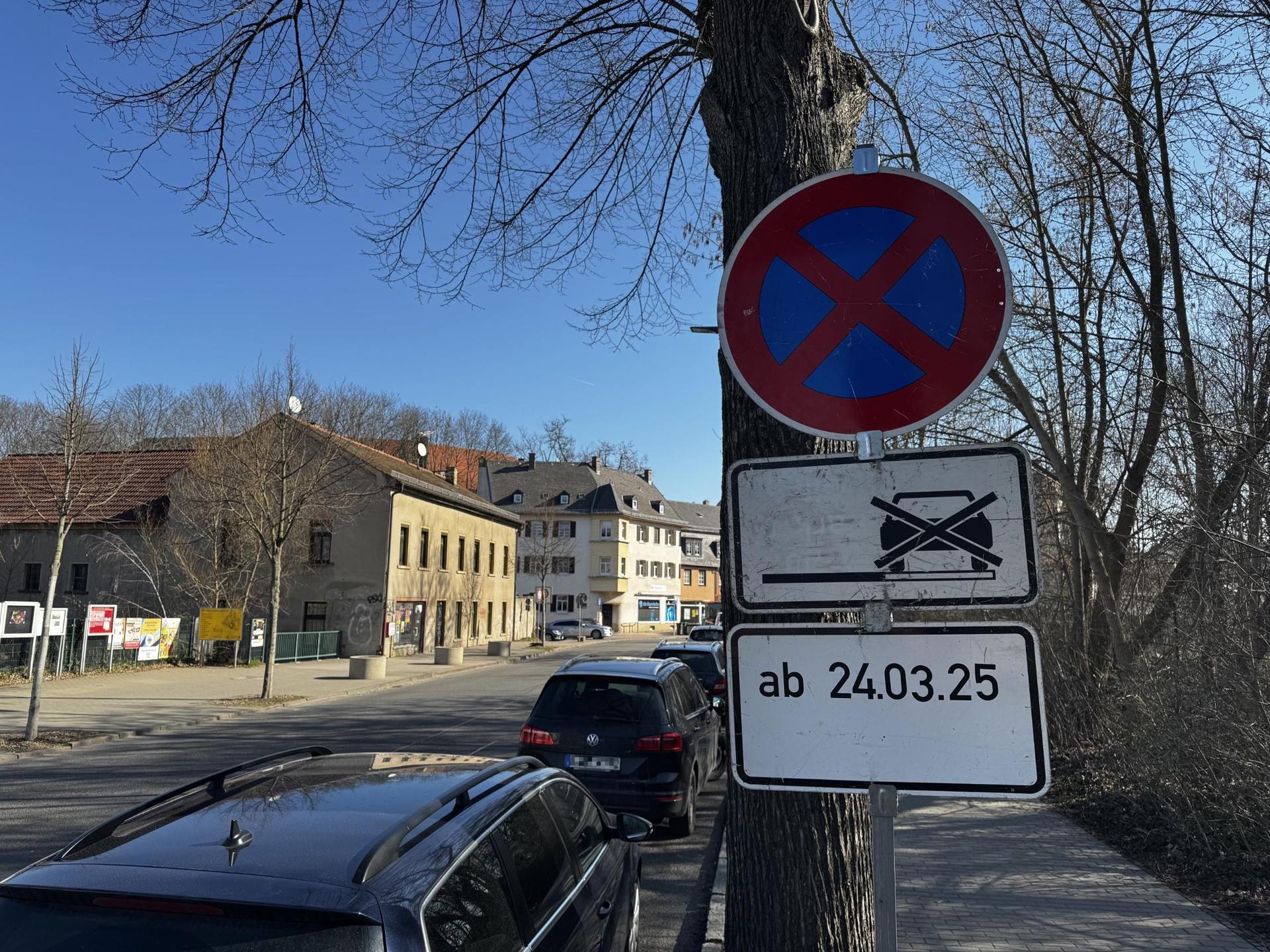 Die Halteverbotsschilder stehen bereits. (Foto: Daniel Große)
