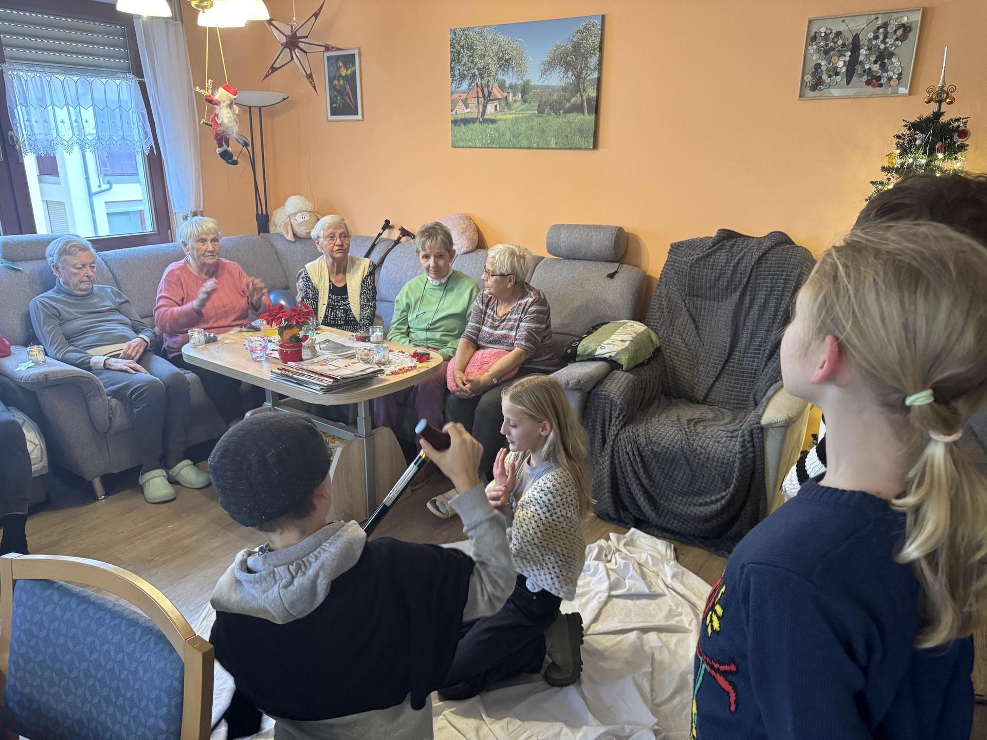Die Kinder der Klasse 4d der Regenbogenschule brachten auch die Weihnachtsgeschichte in die Senioren-WG Sonnenschein. (Foto: Daniel Große)