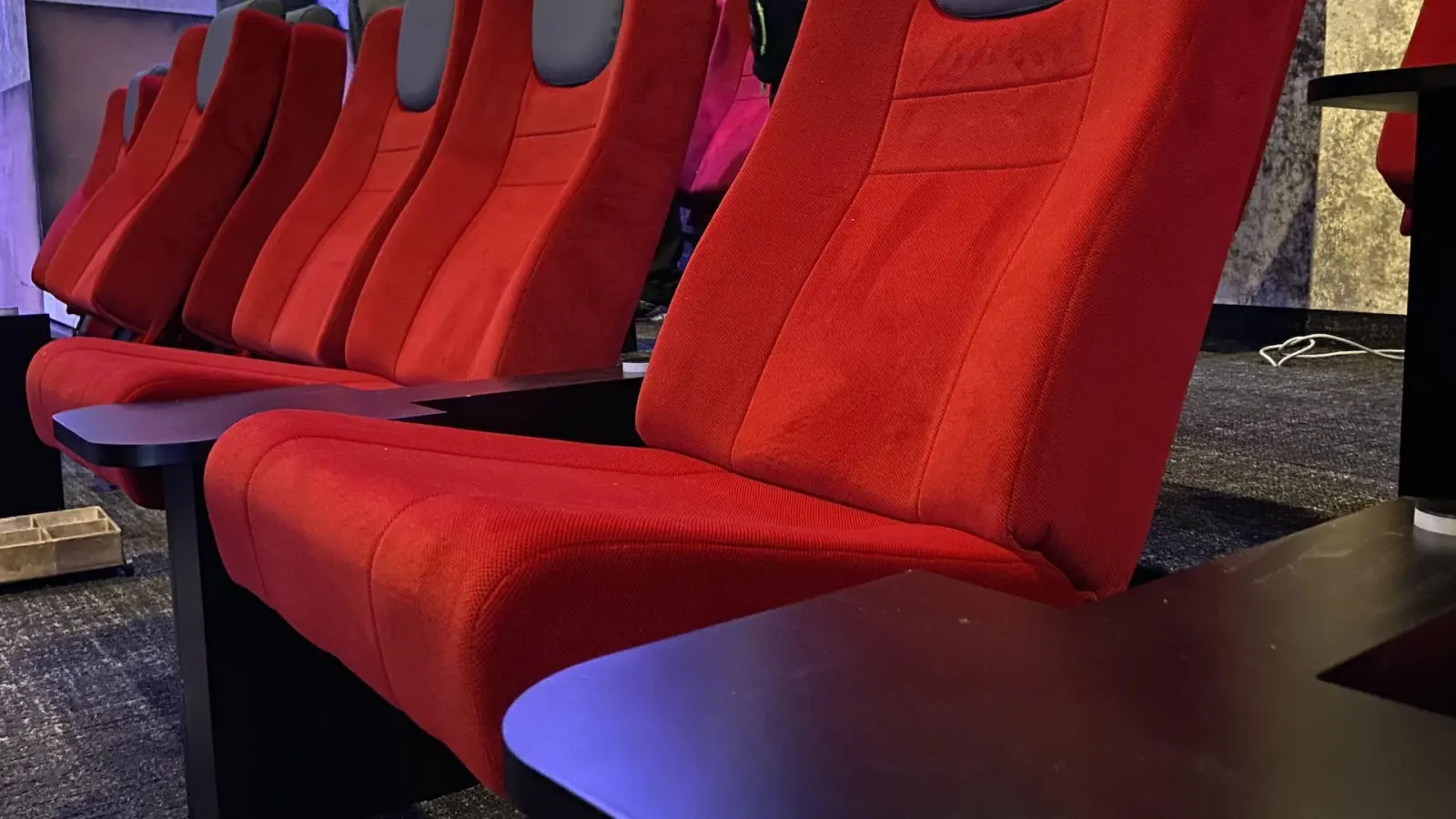 Rote Stühle erwartet die Besucher künftig im Kino 1 der CT Lichtspiele Taucha. Im Kino 2 werden grüne Stühle verbaut. (Foto: taucha-kompakt.de)