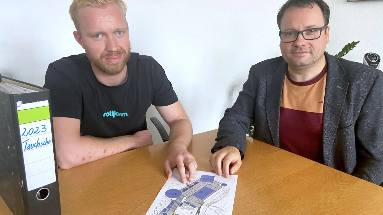 Rathausmitarbeiter Christoph Weinert und Bürgermeister Tobias Meier mit dem Aufstellungsplan für die Festwiese. (Foto: taucha-kompakt.de)