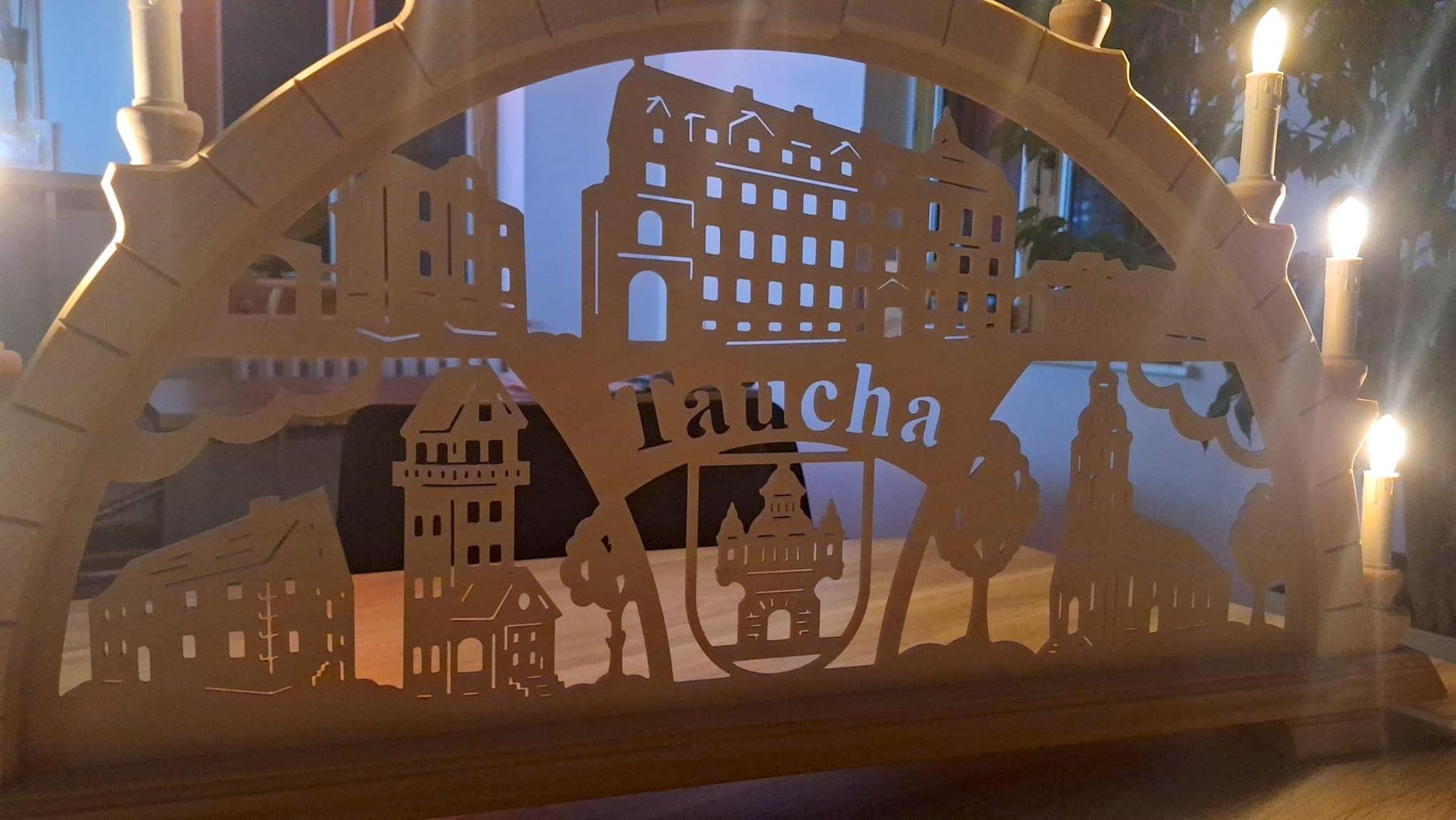 Der Tauchaer Schwibbogen zeigt bekannte Motive wie das Rathaus, die Kirche St. Moritz, den Aussichtsturm oder das ehemalige Museum. (Foto: WOTa)