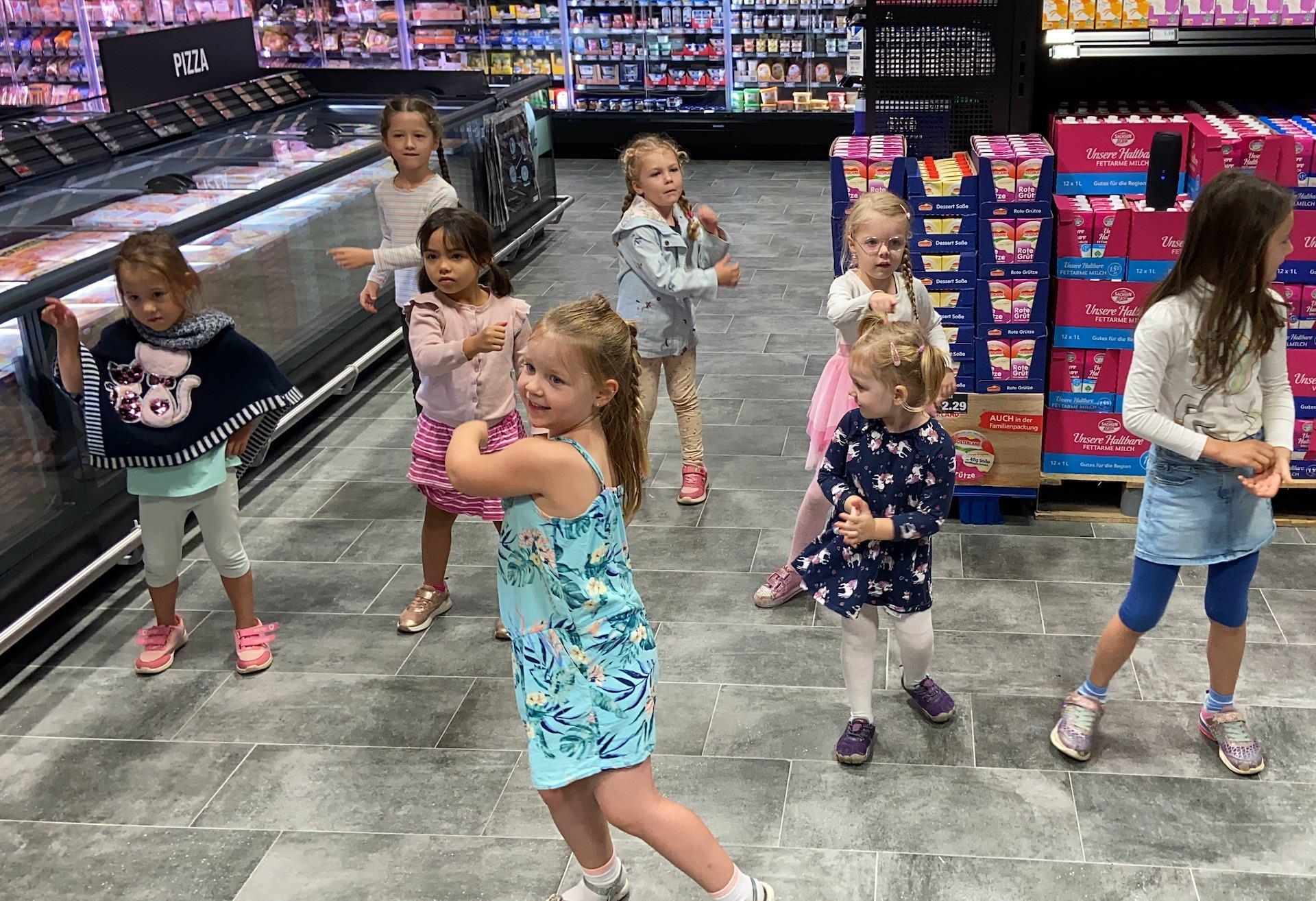 Kinder der Kita Kükennest eröffnen EDEKA mit Tanz an den Kühltruhen (Foto: taucha-kompakt.de)