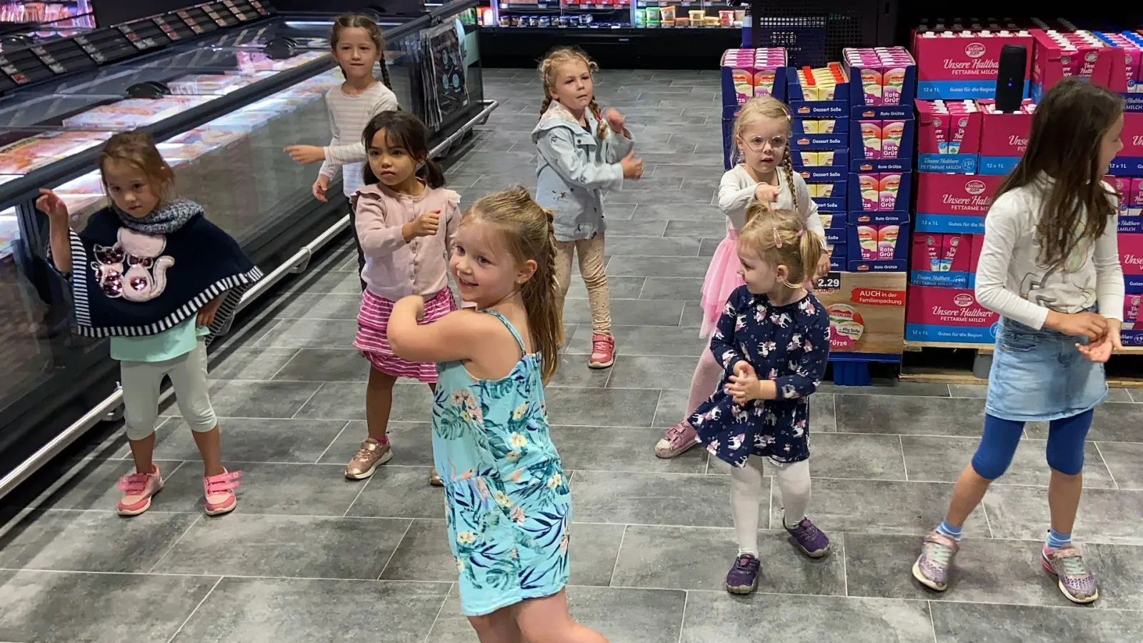 Kinder der Kita Kükennest eröffnen EDEKA mit Tanz an den Kühltruhen (Foto: taucha-kompakt.de)