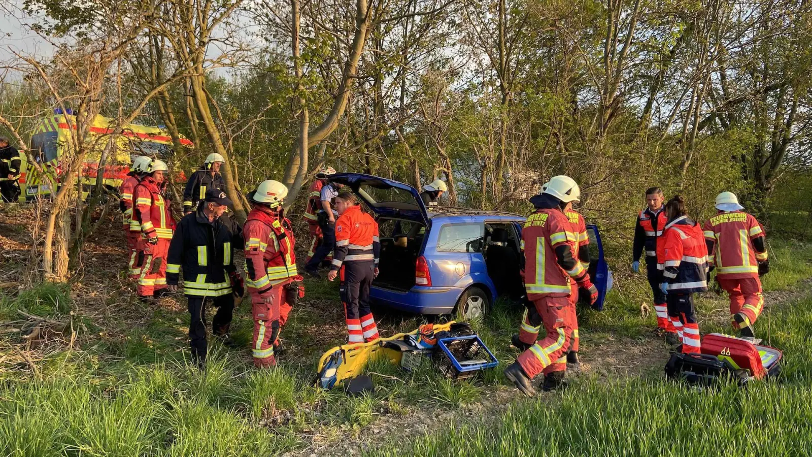 Schwerer Unfall an der B87: Mann eingeklemmt (Foto: taucha-kompakt.de)