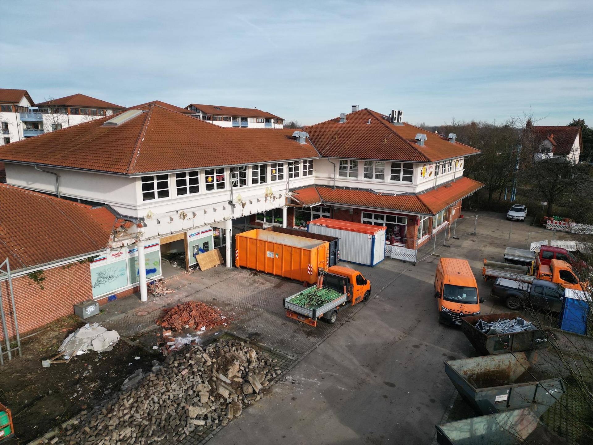 Der Abriss des einstigen Konsum-Marktes sowie der Umbau der bestehenden und teils bleibenden Handelsflächen hat begonnen. (Foto: Daniel Große)