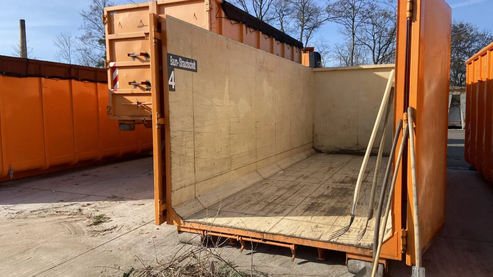 Auch für Baum- und Strauchschnitt stehen diese großen Container zur Verfügung. (Foto: taucha-kompakt.de)