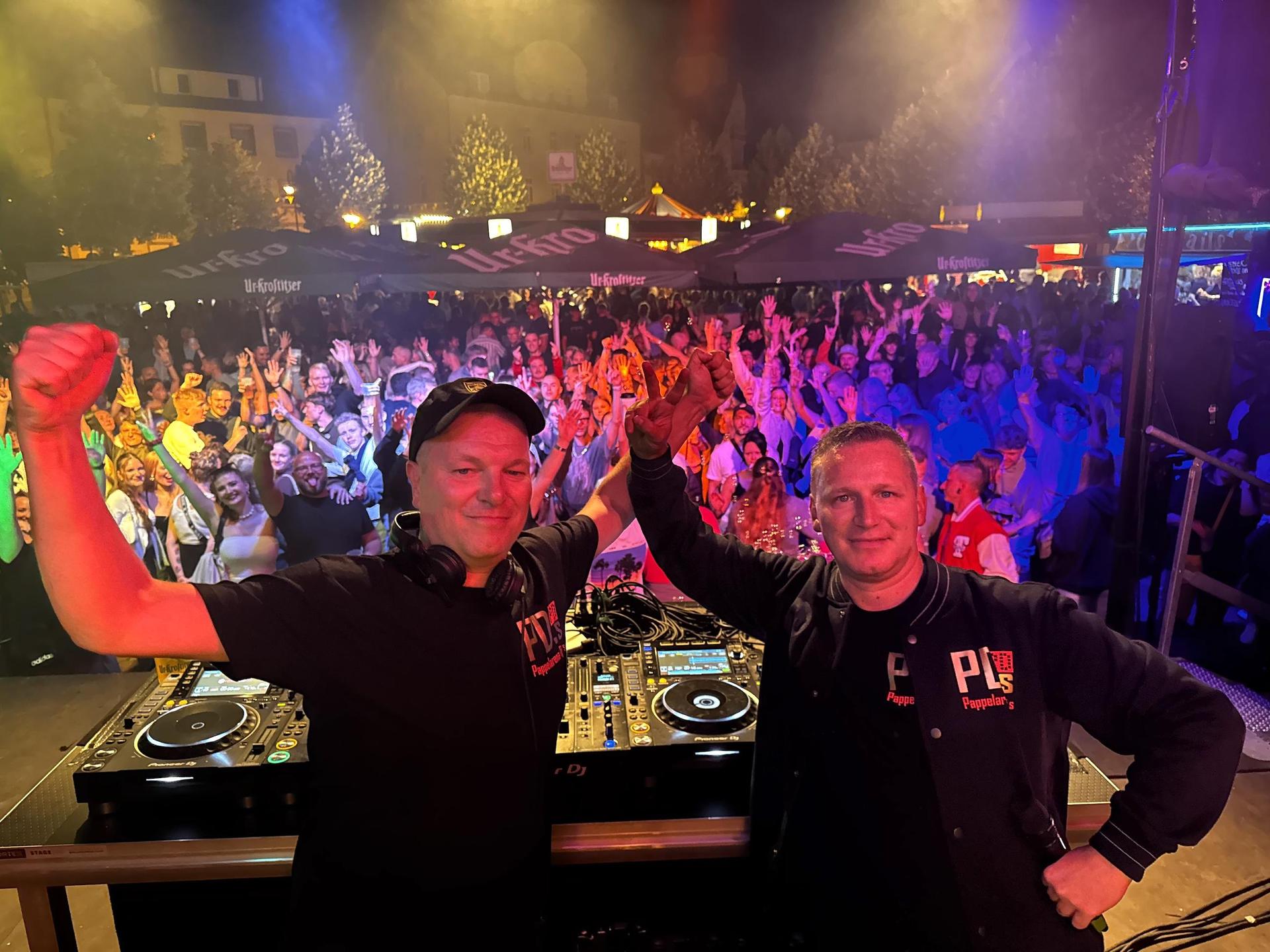 Die Pappelarena-DJs heizten am Markt ordentlich ein. (Foto: Daniel Große)