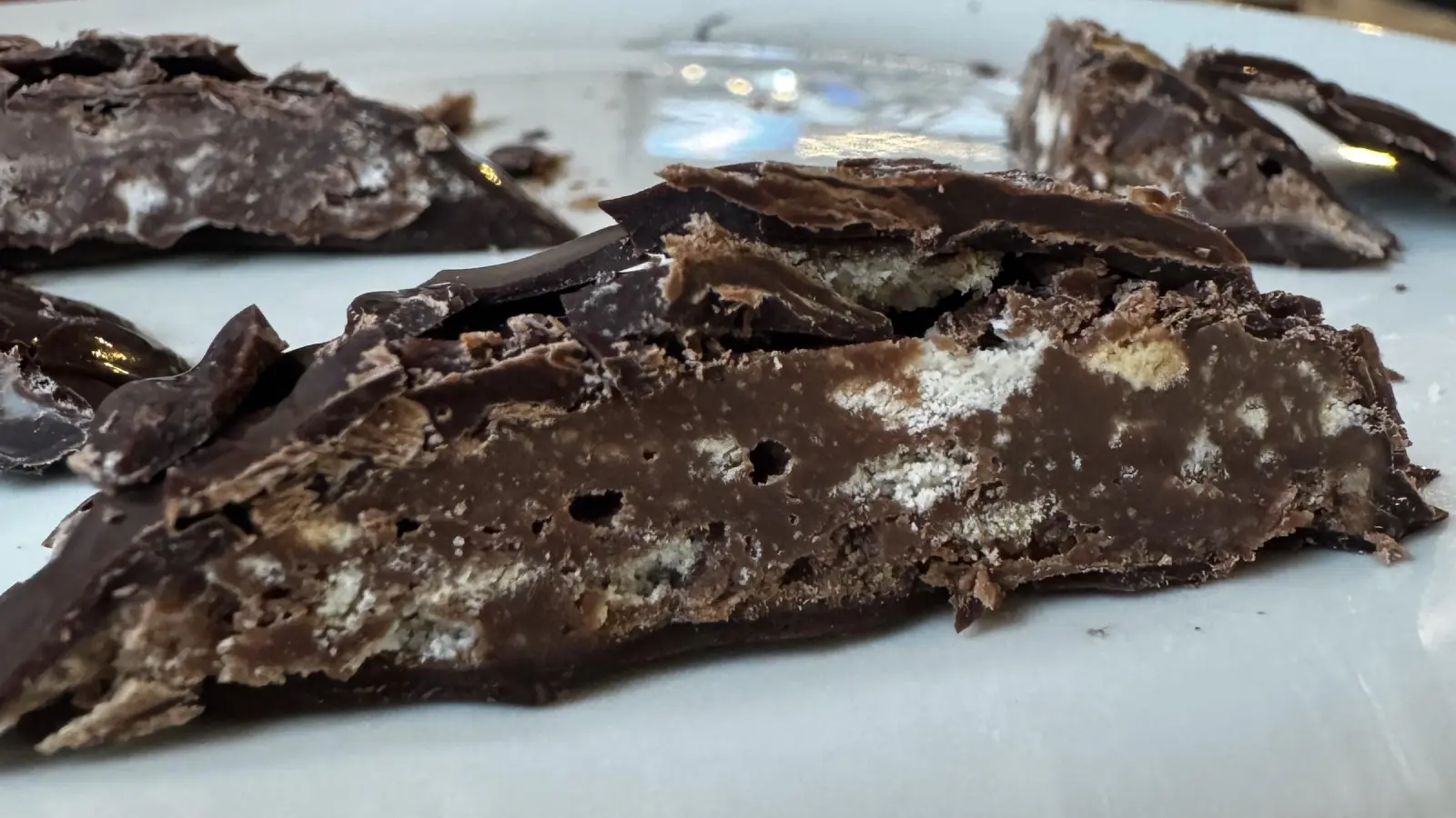 Die Füllung besteht aus Vollmilch- und Zartbitterschokolade. (Foto: Daniel Große)