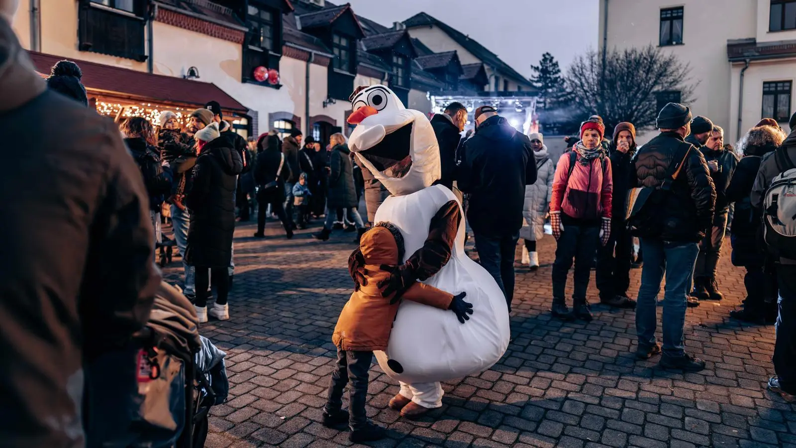 Ein Knuddler für „Olaf”. (Foto: Eifrig Productions)