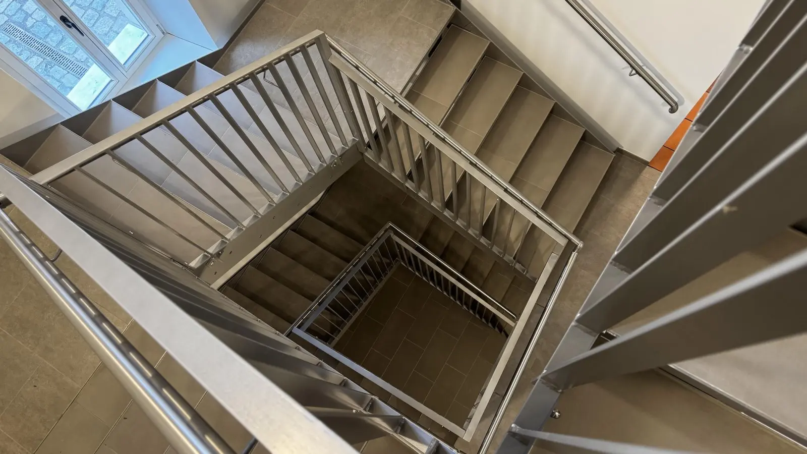 Dieses Treppenhaus entstand wegen Auflagen zum Brandschutz und stellte Hubert Beyer vor Herausforderungen bei der Statik des Gebäudes. (Foto: Daniel Große)