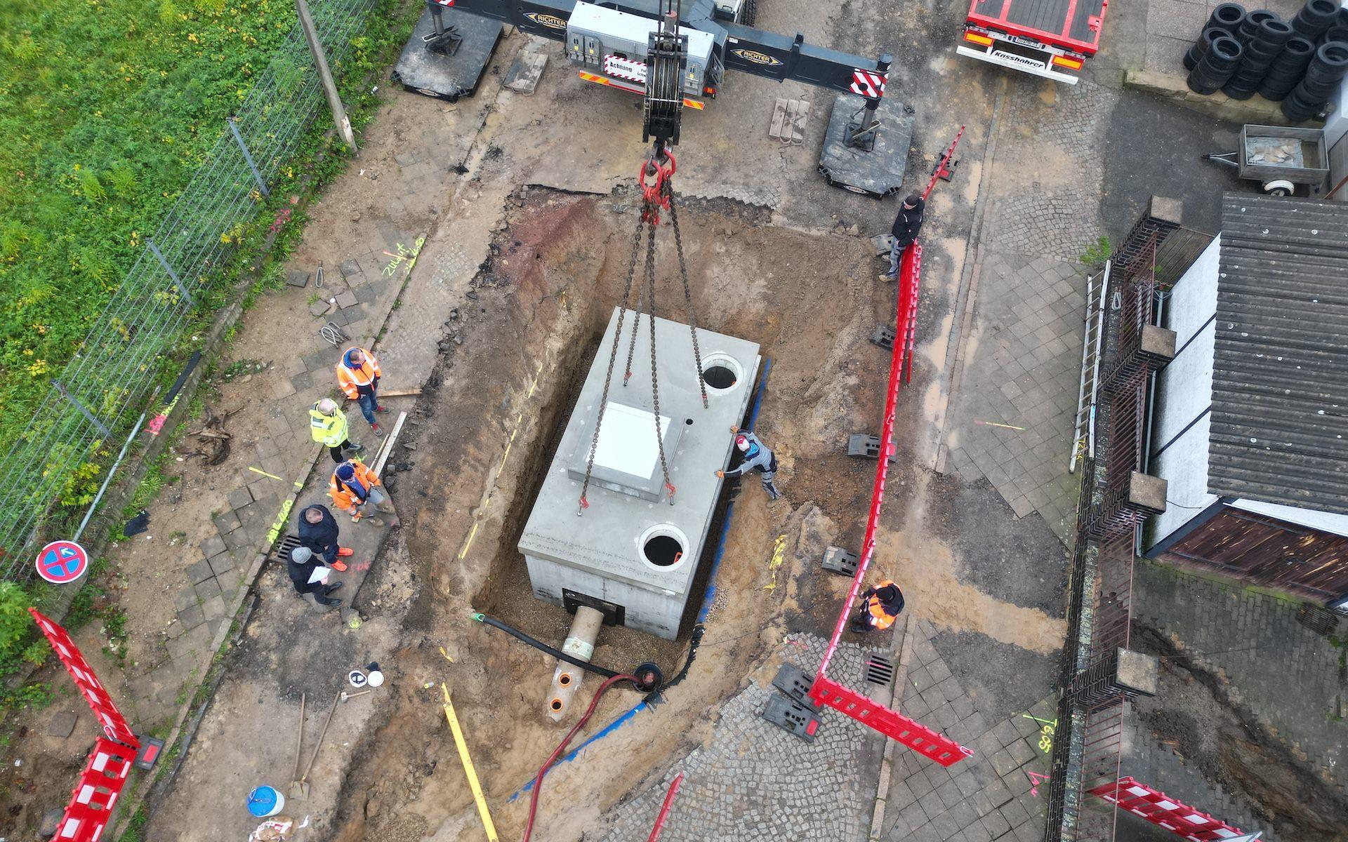 Mit Präzision wurde die Abdeckung auf das Drosselbauwerk gehoben. (Foto: taucha-kompakt.de)