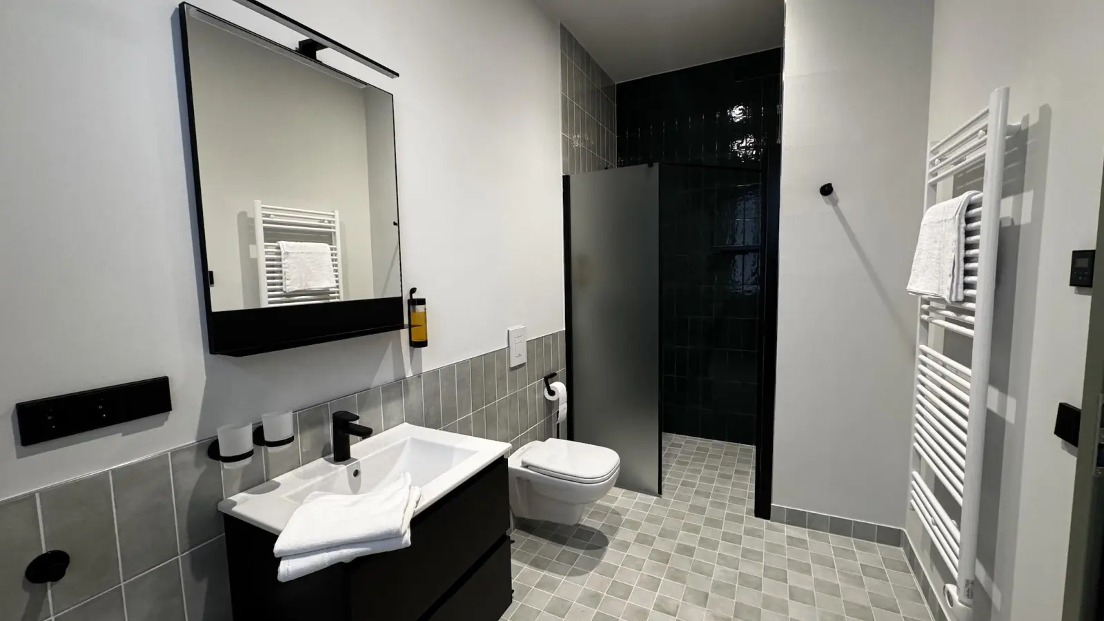 Die Bäder der Zimmer überraschen mit einer Größe, die man von Hotelzimmern nicht gewöhnt ist. (Foto: Daniel Große)