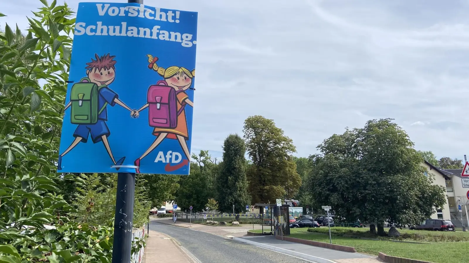 Ein AfD-Plakat vor der Grundschule Am Park in Taucha. (Foto: taucha-kompakt.de)