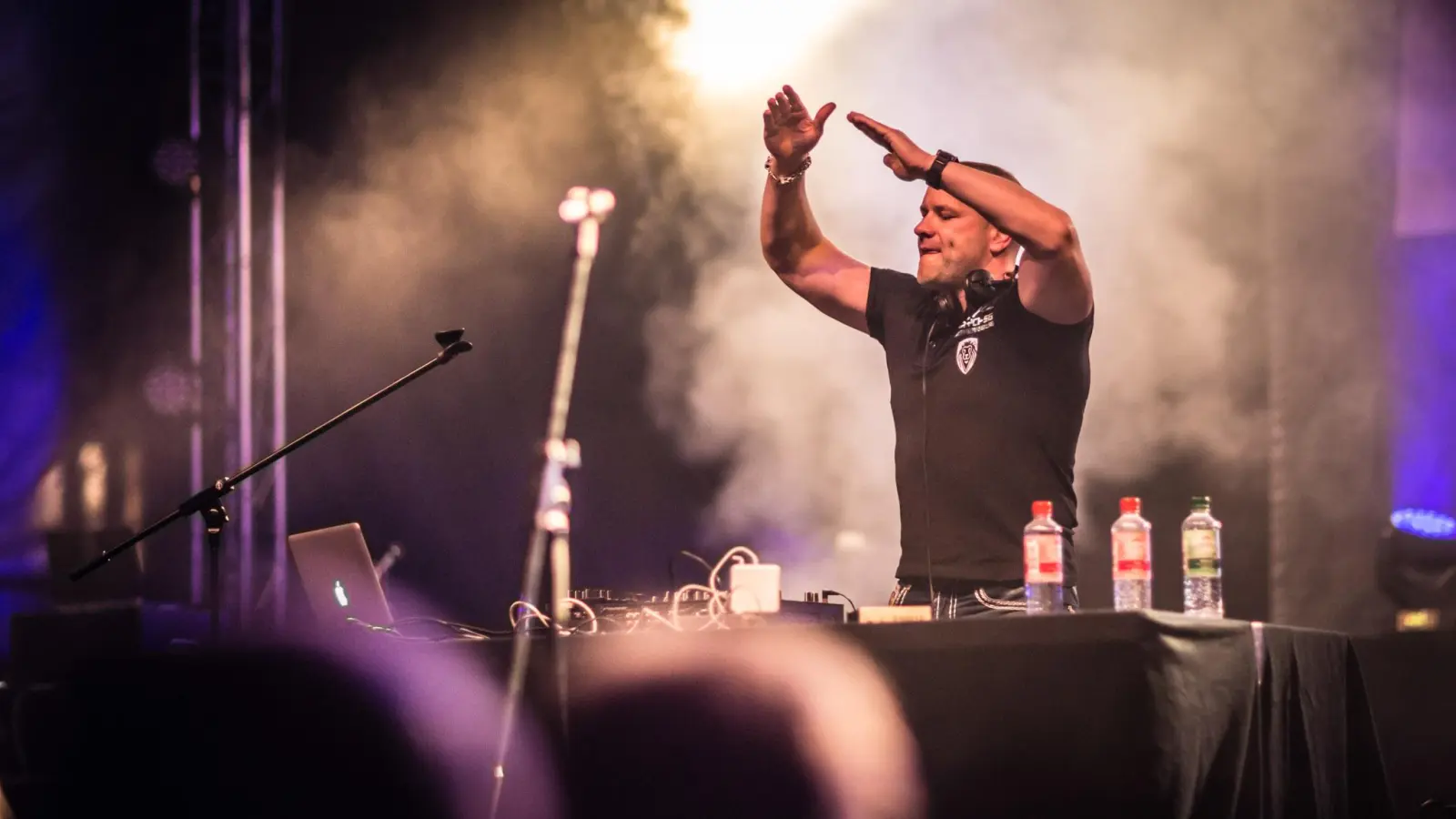 ROCKSTROH gibt auf der Bühne alles, um die Menge zu begeistern. (Foto: ROCKSTROH)