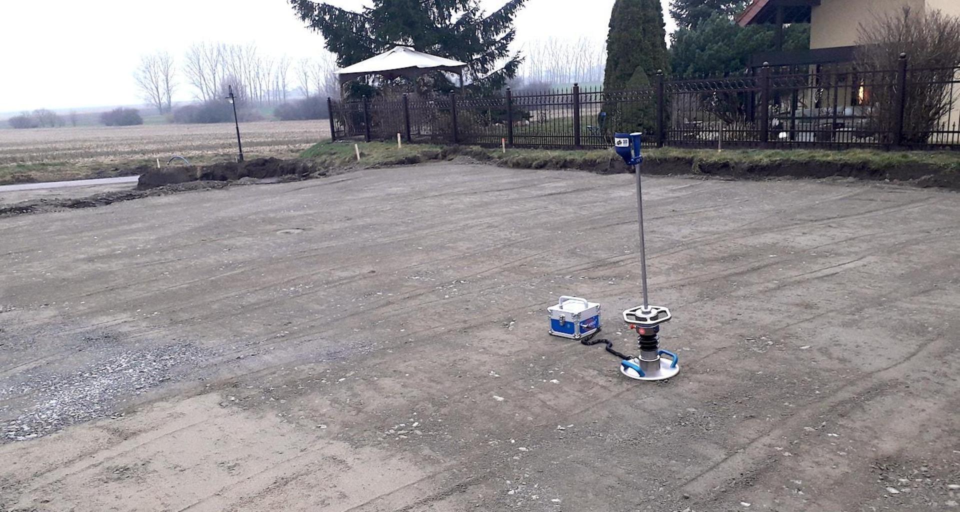 Der dynamische Lastplattendruckversuch ist eine wirksame Methode zur Bestimmung der Festigkeit des Untergrundes. (Foto: privat)