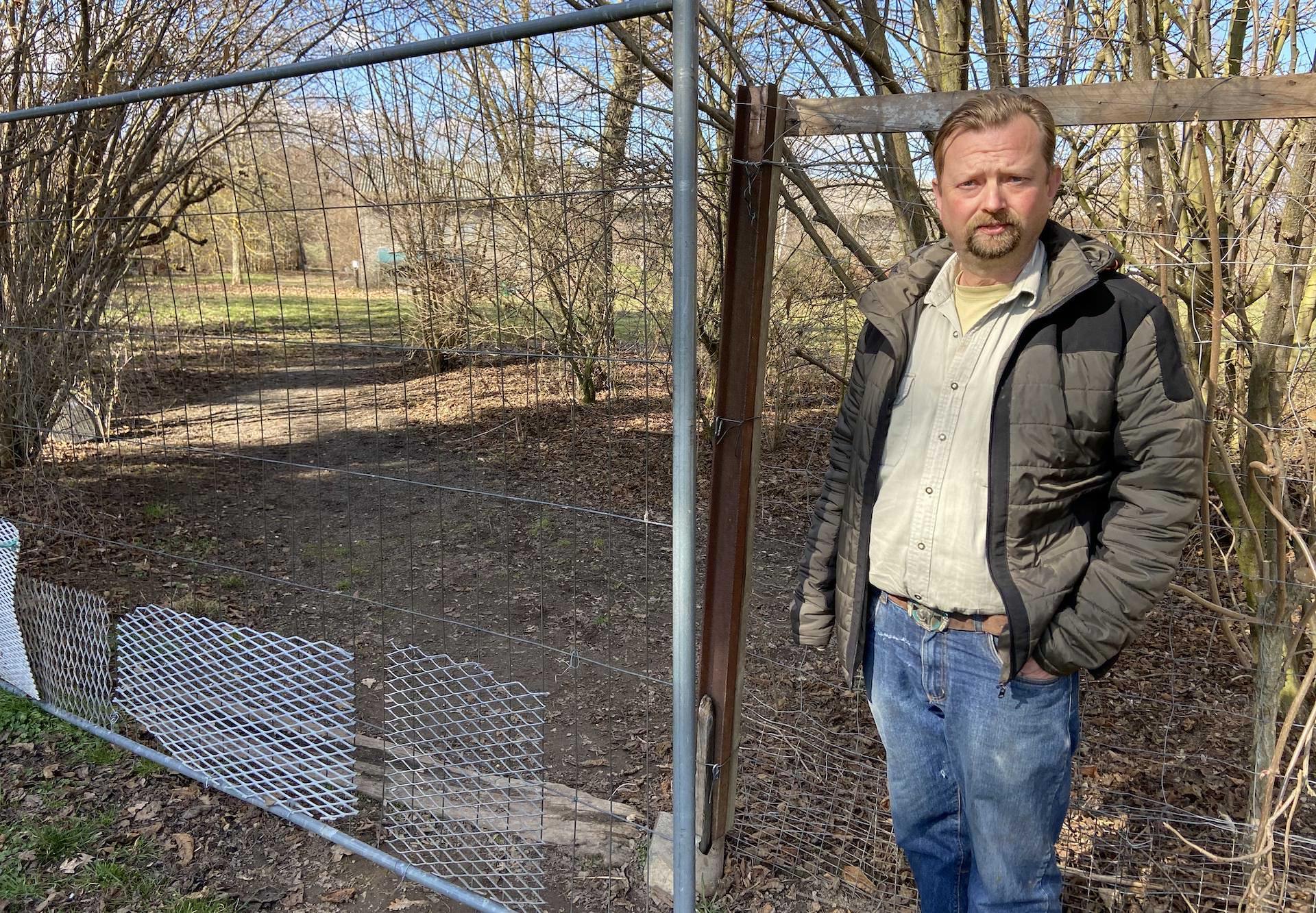 Laut Holger Weichhan soll ein Unbekannter dieses Tor auf seinem Grundstück geöffnet und so den Ausbruch der Herdenschutzhunde ermöglicht haben. (Foto: taucha-kompakt.de)