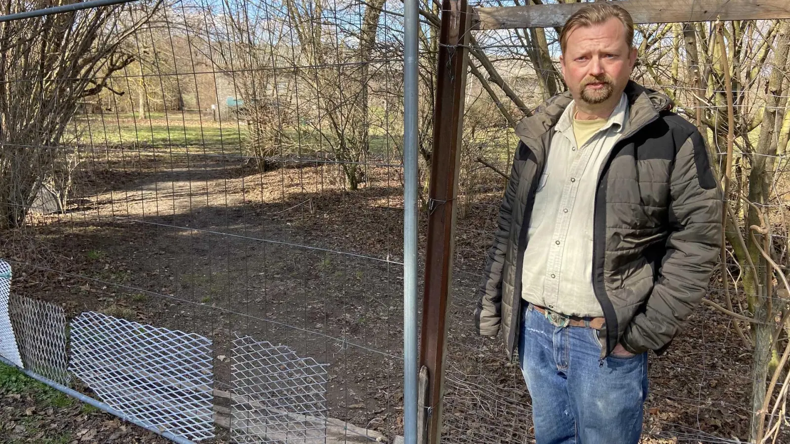Laut Holger Weichhan soll ein Unbekannter dieses Tor auf seinem Grundstück geöffnet und so den Ausbruch der Herdenschutzhunde ermöglicht haben. (Foto: taucha-kompakt.de)