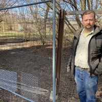 Laut Holger Weichhan soll ein Unbekannter dieses Tor auf seinem Grundstück geöffnet und so den Ausbruch der Herdenschutzhunde ermöglicht haben. (Foto: taucha-kompakt.de)