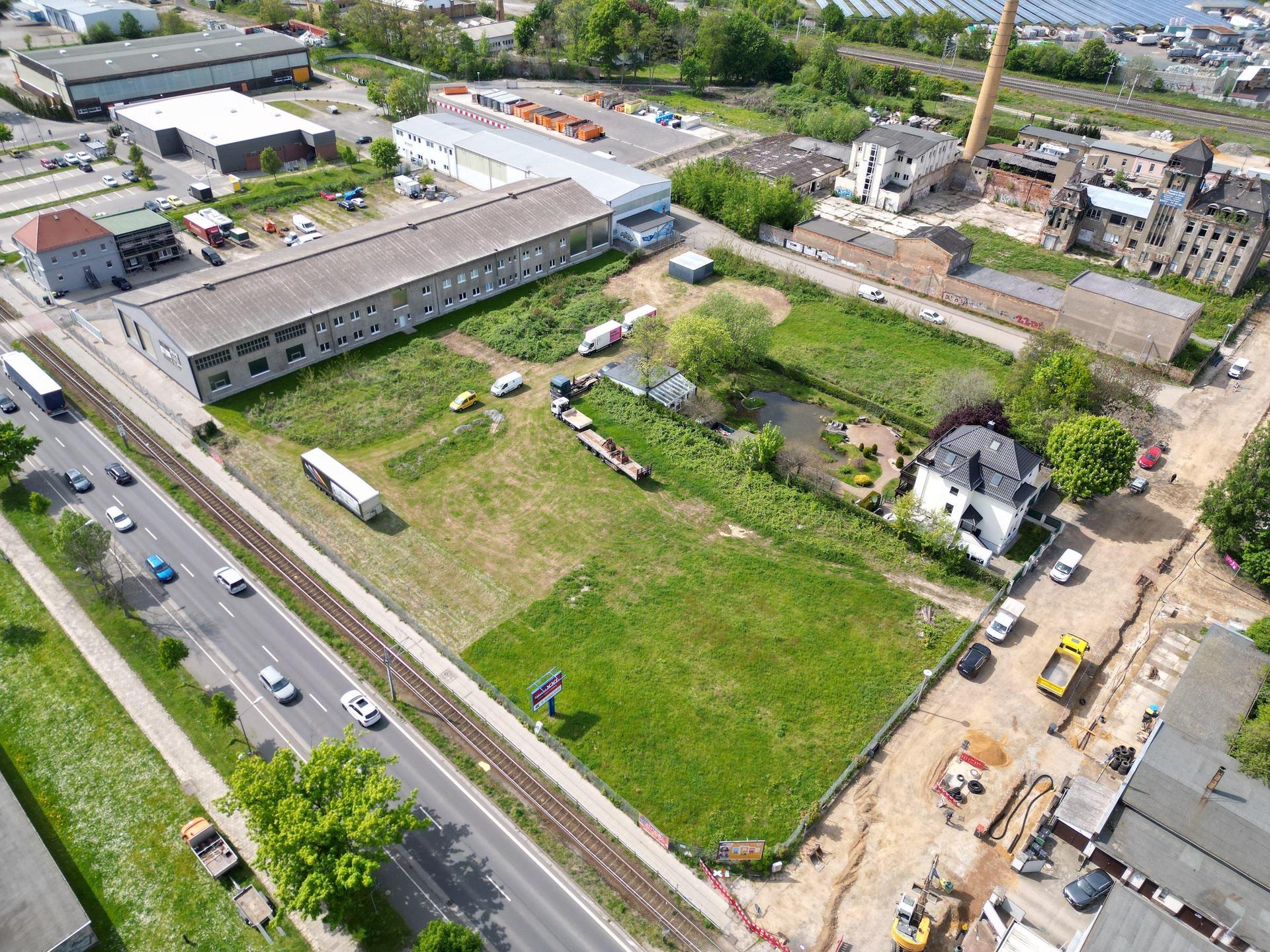 Auf der aktuell unbebauten Fläche entlang der B87 soll das Praxis- und Bürocenter entstehen (Foto: Daniel Große)
