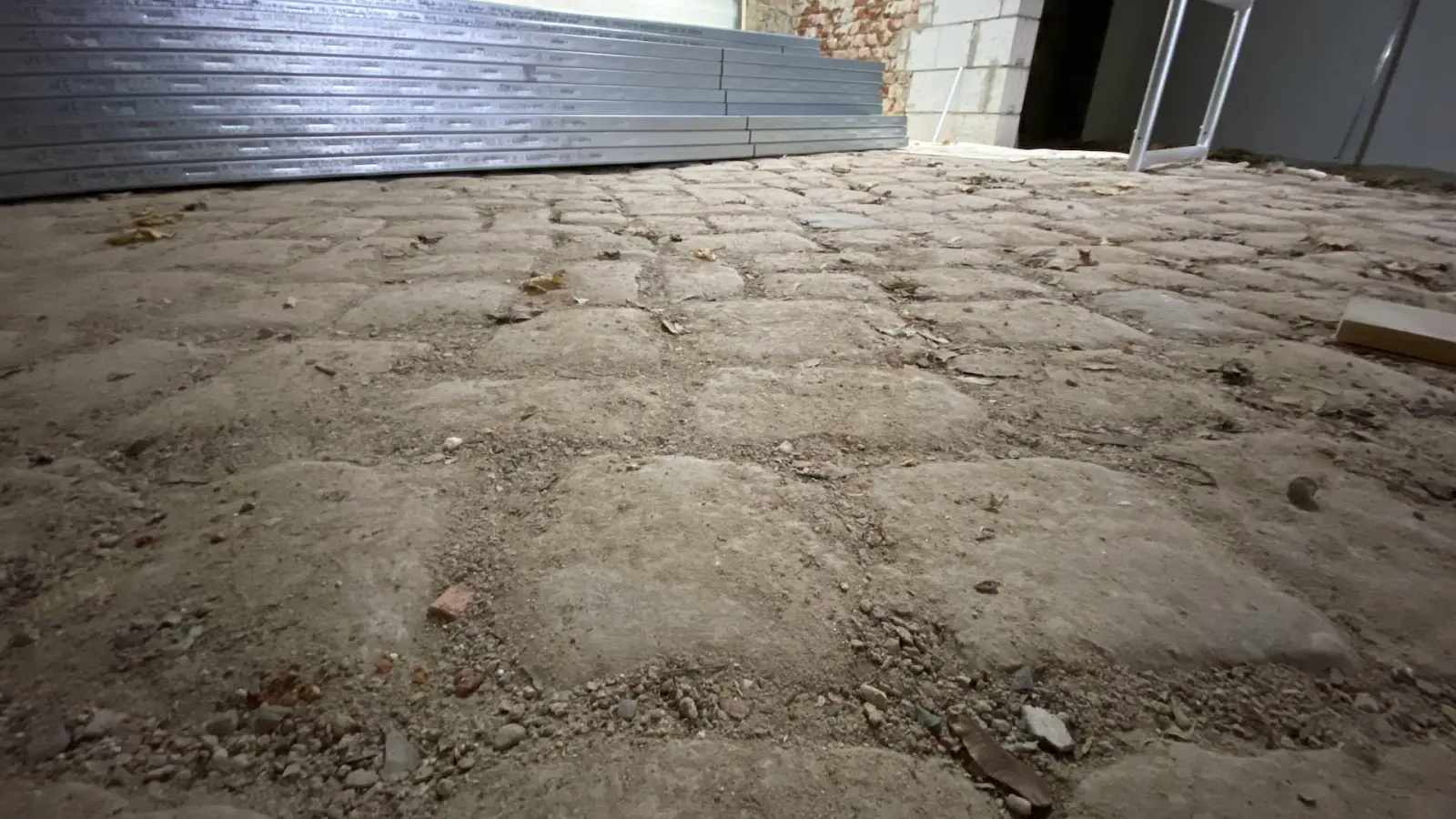 Der Fußboden sieht unspektakulär aus, ist aber 300 Jahre alt und damit für den Schlossverein erhaltenswert. (Foto: taucha-kompakt.de)