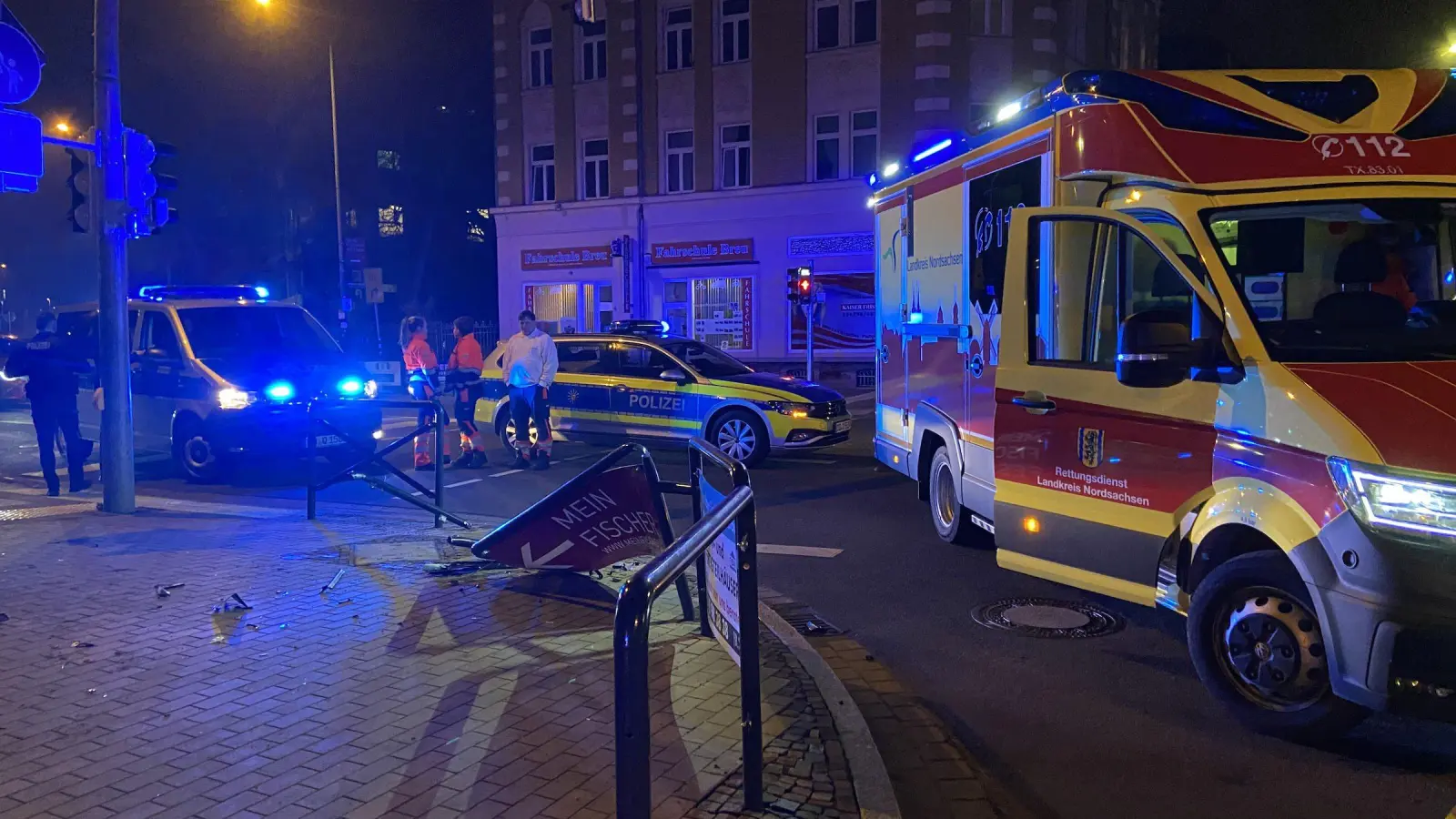 Heftiger Unfall an der Kreuzung: VW-Bus landet in Grundstück (Foto: taucha-kompakt.de)