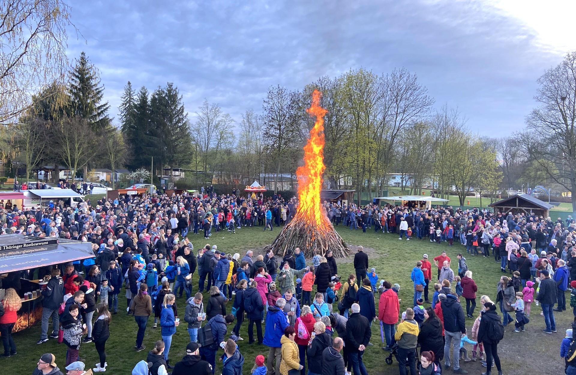 Zwei Osterfeuer am Gründonnerstag (Foto: taucha-kompakt.de)