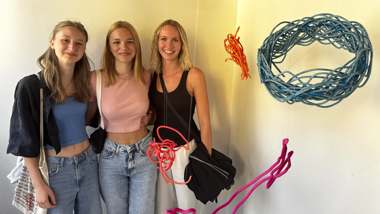 Die Elftklässlerinnen Emily, Tessa und Julika (v.r.) in der Ausstellung, die sie selbst mit aufgebaut haben. Zu sehen sind hier Plastiken ihrer Klassenkameraden. (Foto: Daniel Große)