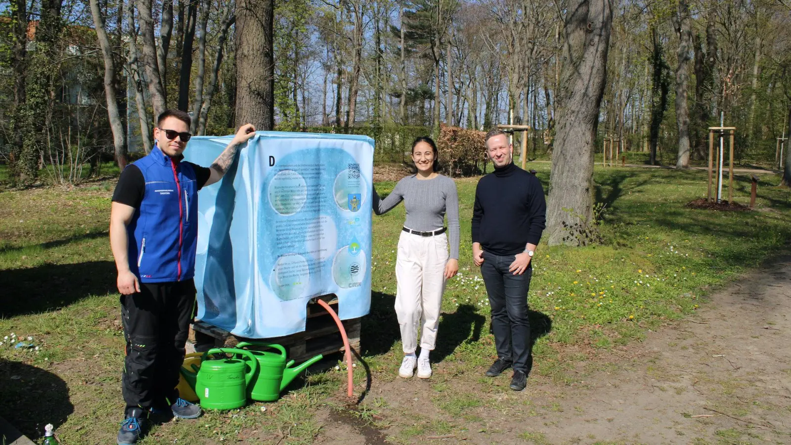 Alungua Enkhsuren und Tom Richter (links) vom Jugendparlament und Lehrer Hendrik Peltzer vom Geschwister-Scholl-Gymnasium an einem der 1000-Liter-Tanks im Stadtpark. Foto: Jugendparlament (Foto: taucha-kompakt.de)