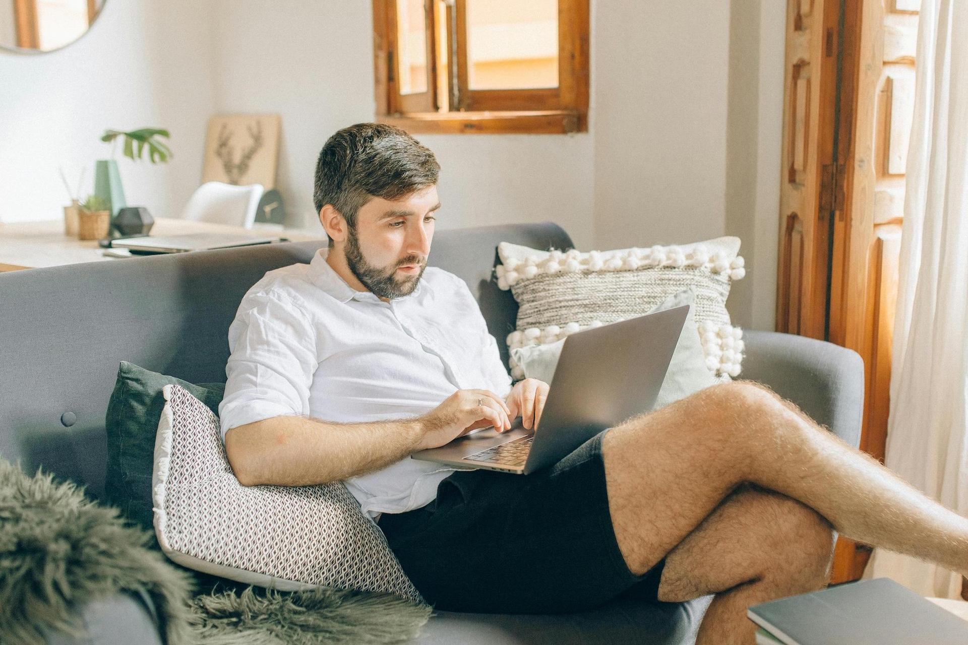 Gelassen, aber aktiv im Homeoffice - wir haben Tipps! (Foto: Nataliya Vaitkevich / Pexels (https://www.pexels.com/de-de/foto/geschaftsmann-mann-person-laptop-5411997/))