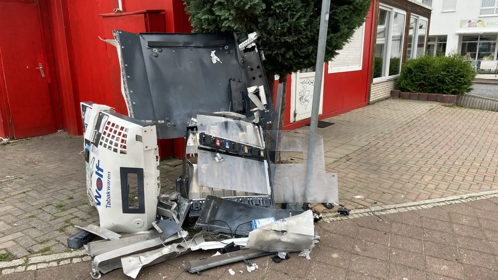 Unbekannte sprengen Zigarettenautomat in der Innenstadt (Foto: taucha-kompakt.de)