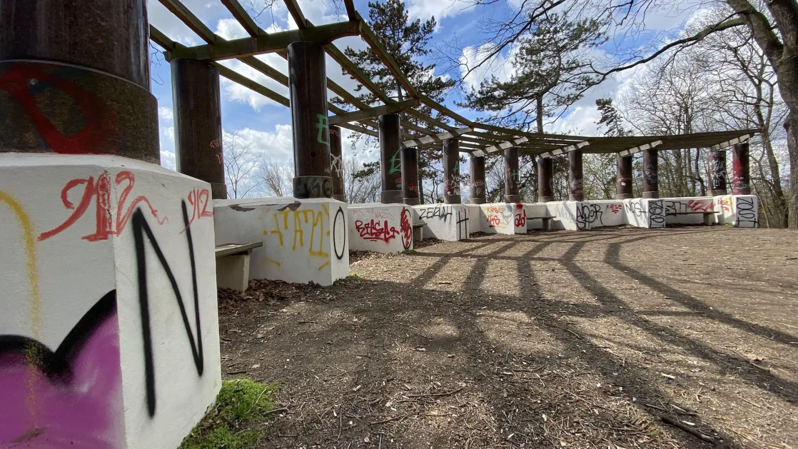 Wilde Graffitis an der Bastei sollen durch legales Graffiti ersetzt werden (Foto: taucha-kompakt.de)