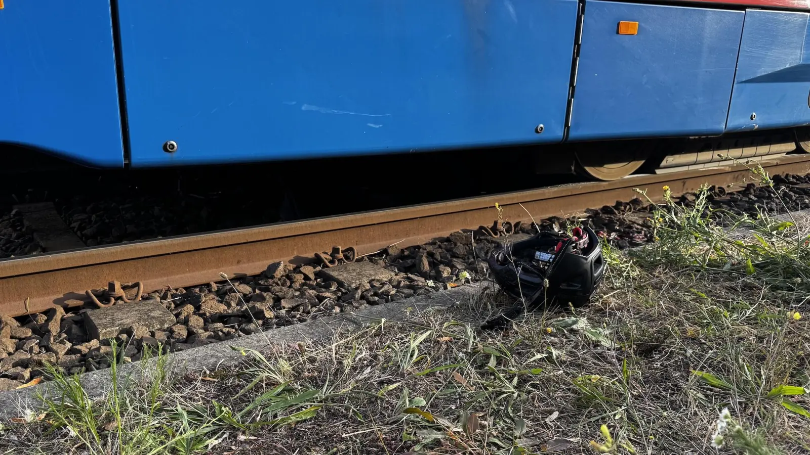 Der Fahrradhelm des Mannes liegt neben der Straßenbahn. (Foto: Daniel Große)