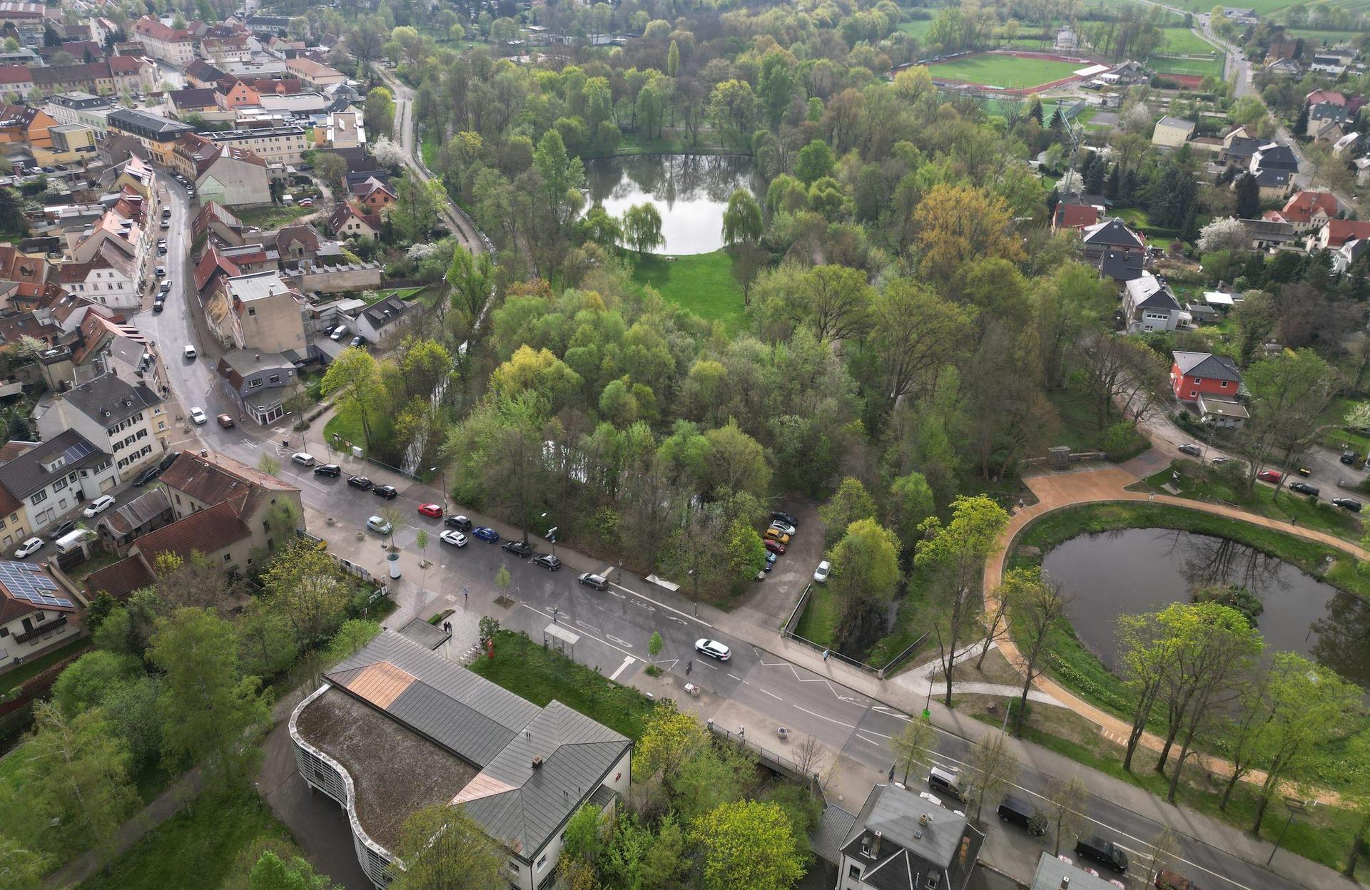 Gegenüber der Sparkasse und links neben dem Kleinen Schöppenteich stand früher das Café Sitz. Nun soll das Grundstück wieder an die Stadt Taucha verkauft werden. (Foto: Daniel Große)